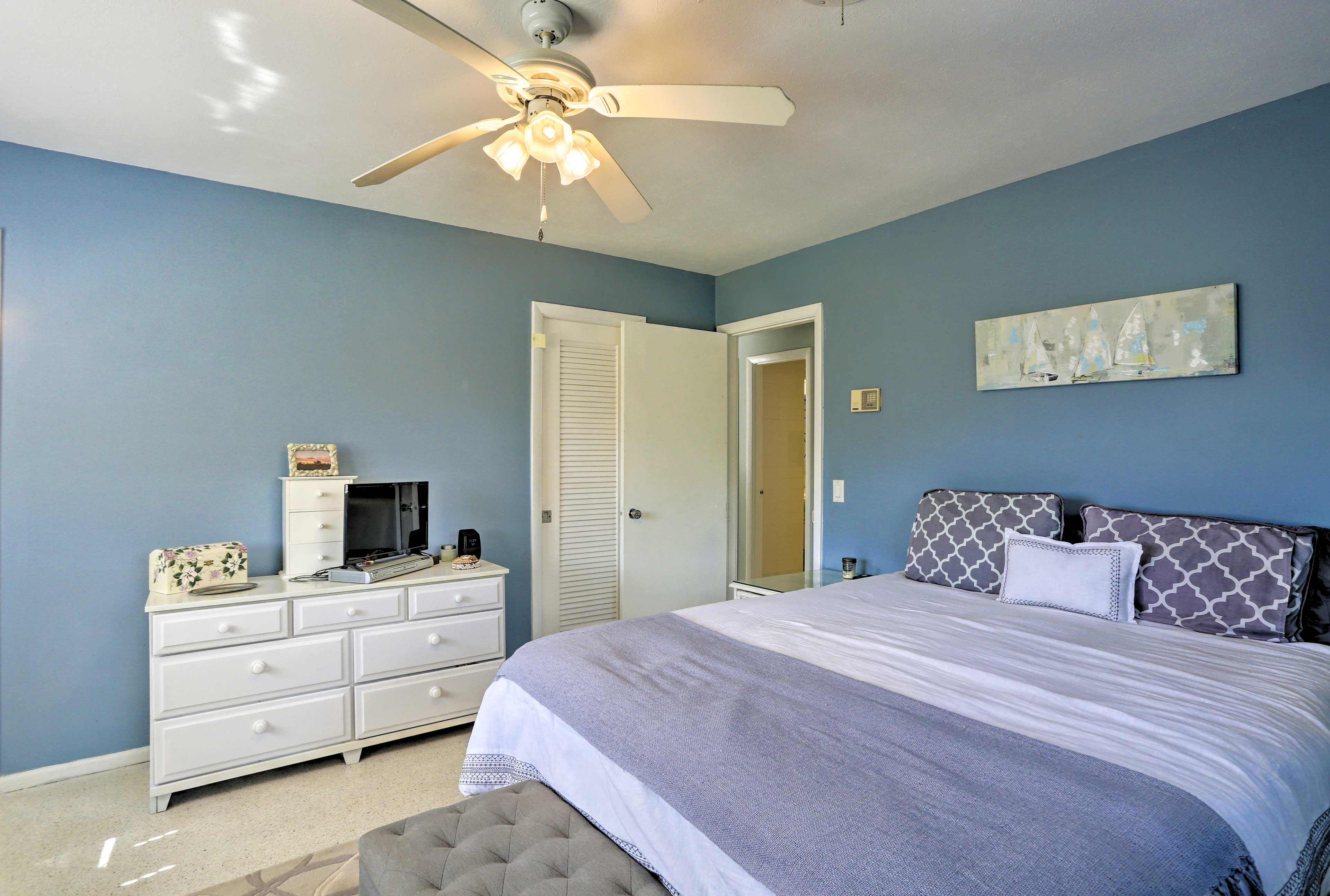 The room has a queen bed, flat-screen TV, and en-suite bathroom.