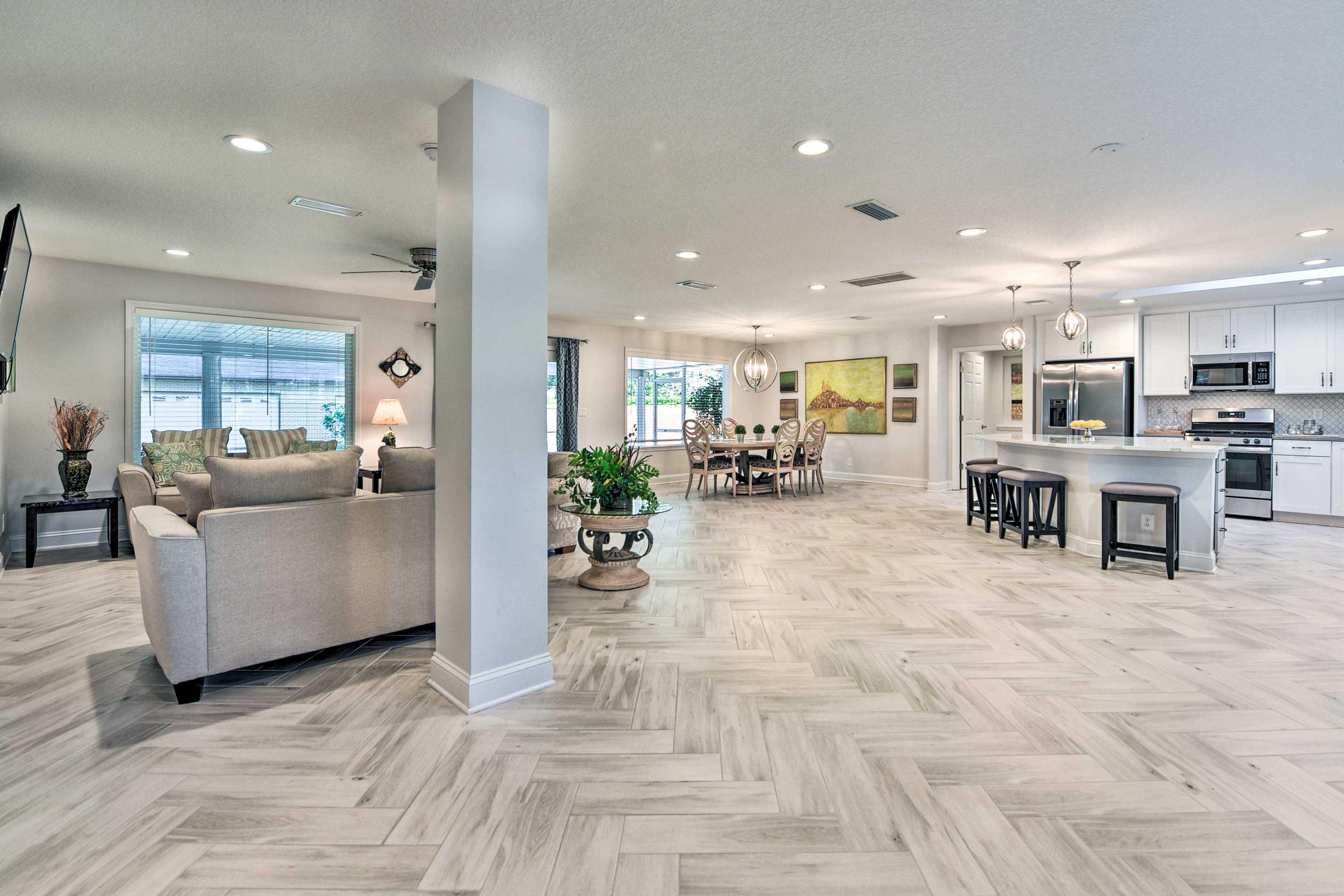 Expansive windows and light decor bring light effortlessly into the space.