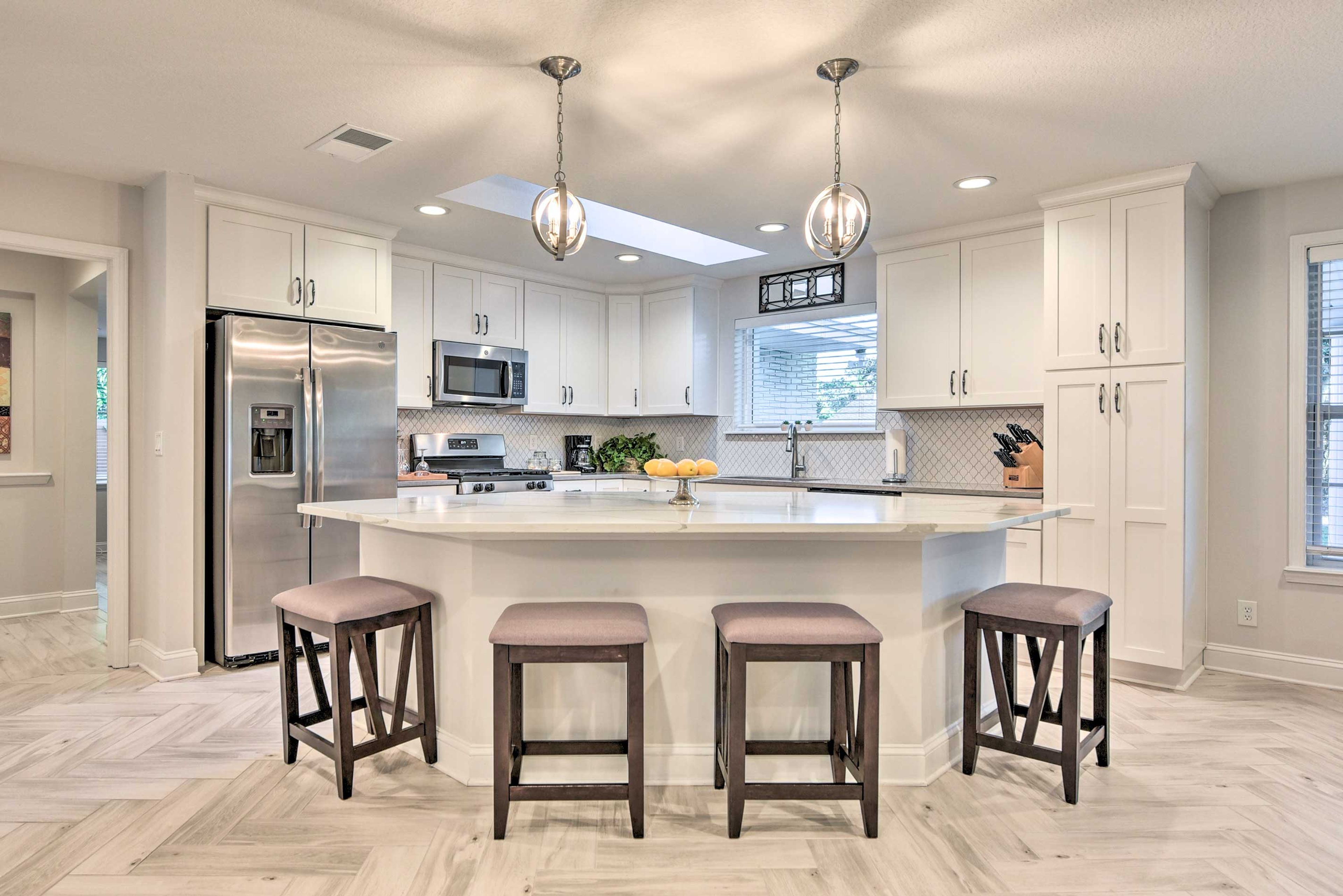 Sip your morning cup of Joe at the picturesque breakfast bar!