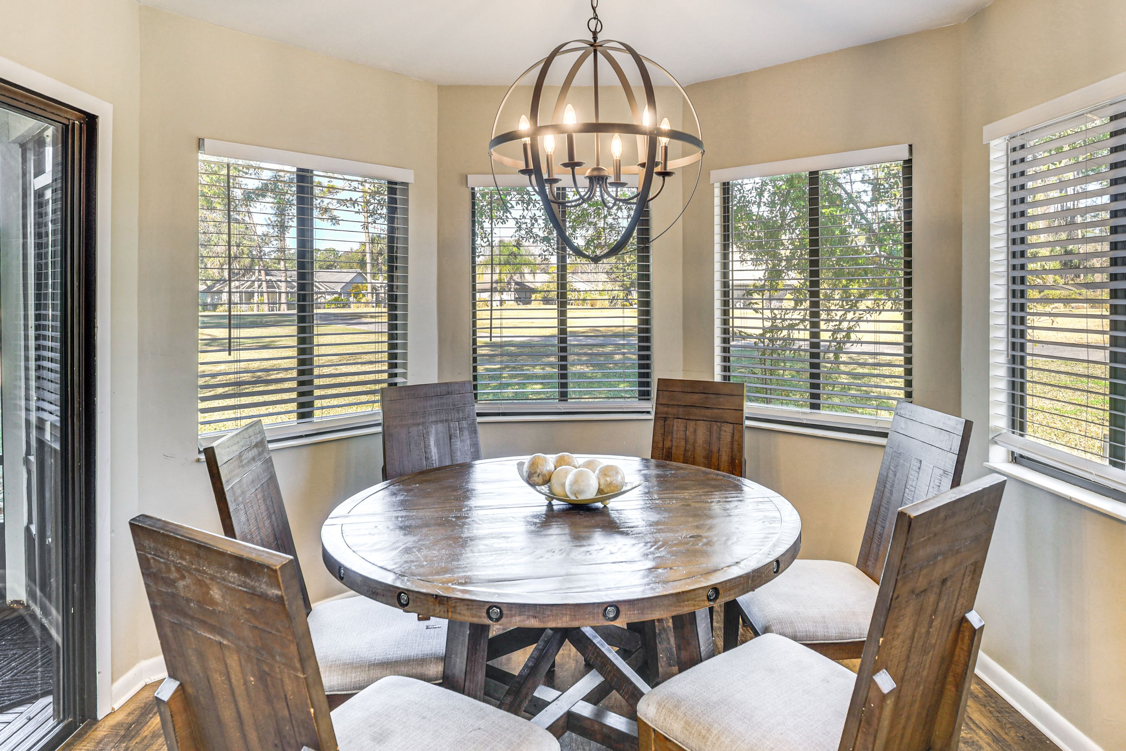 Dining Table | Dishware & Flatware