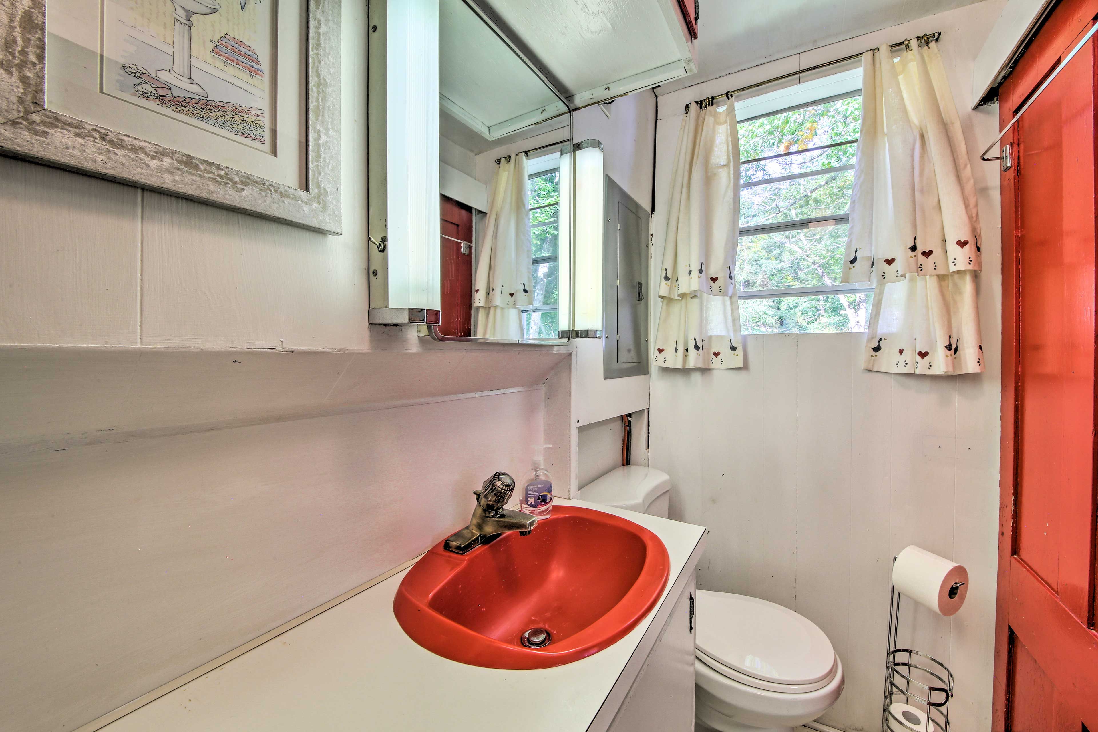Full Bathroom | Towels Provided