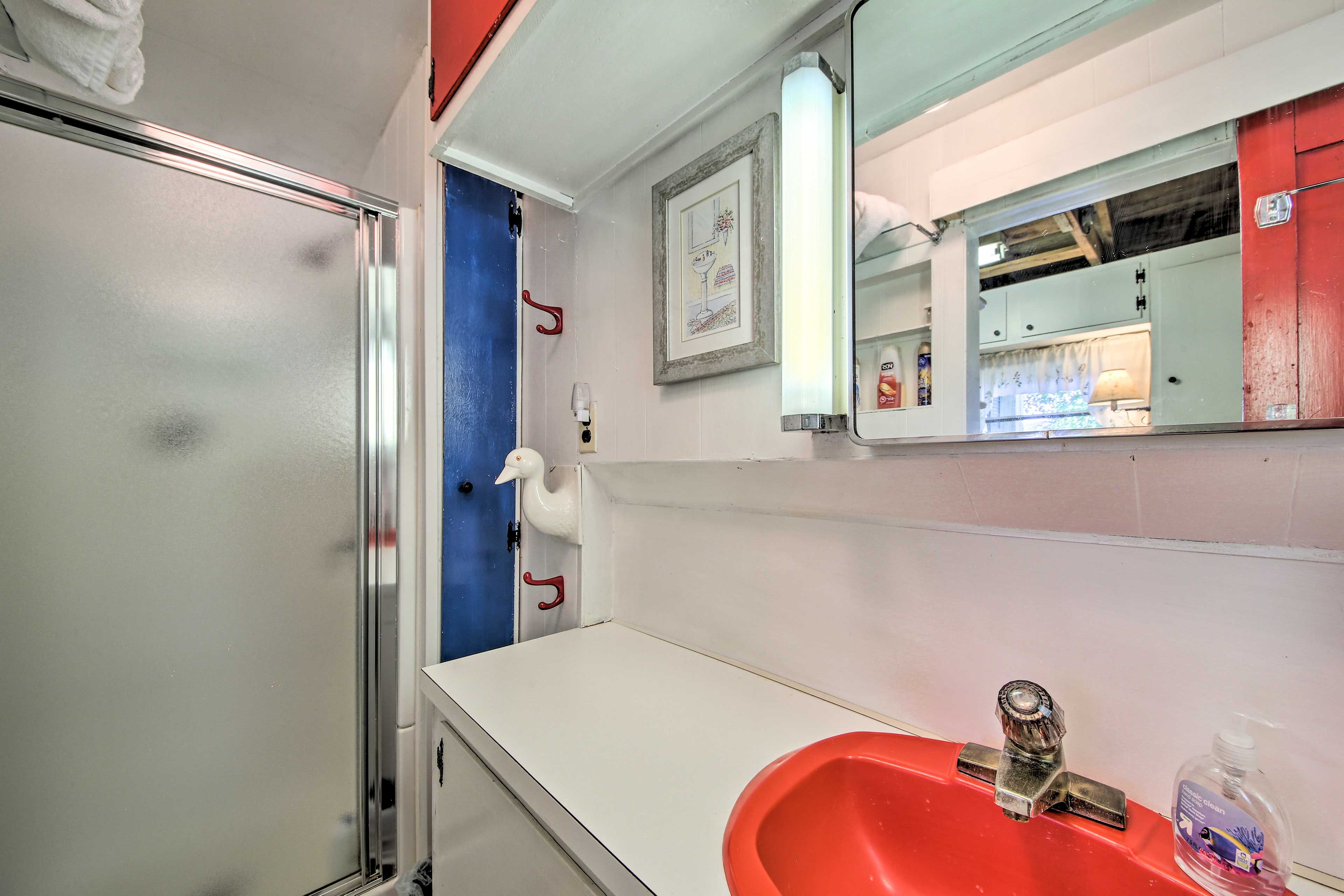 Full Bathroom | Complimentary Toiletries