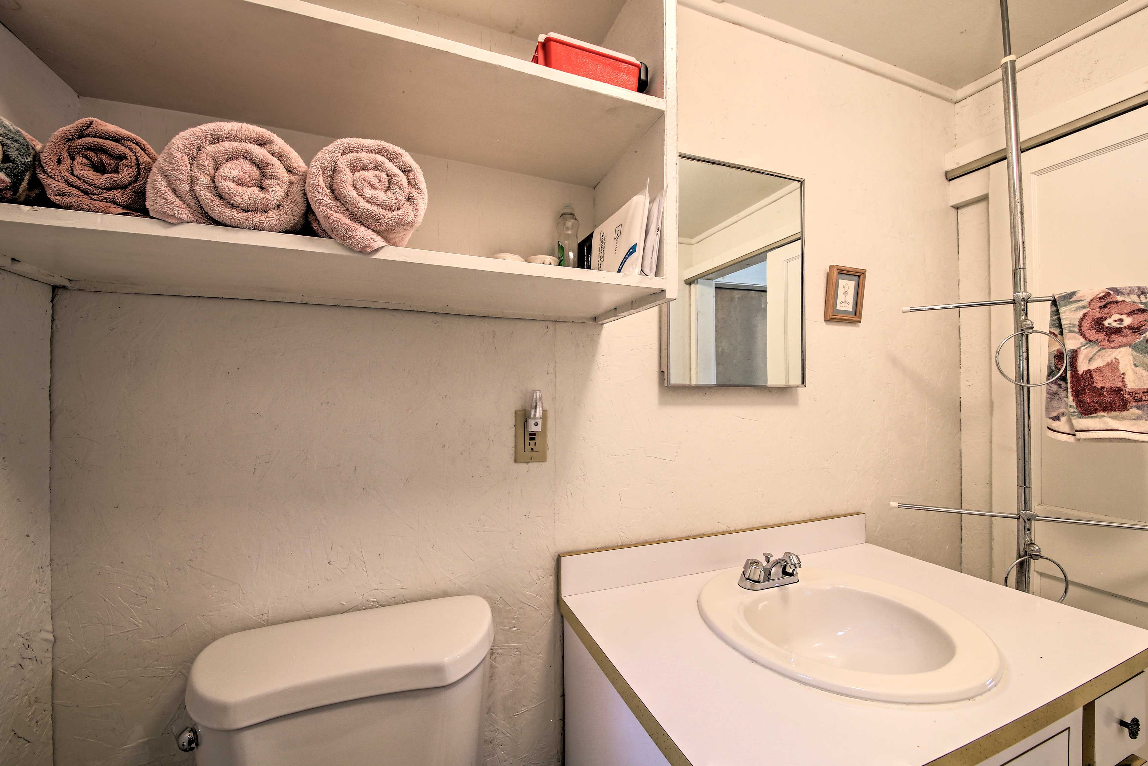 Full Bathroom | Complimentary Toiletries