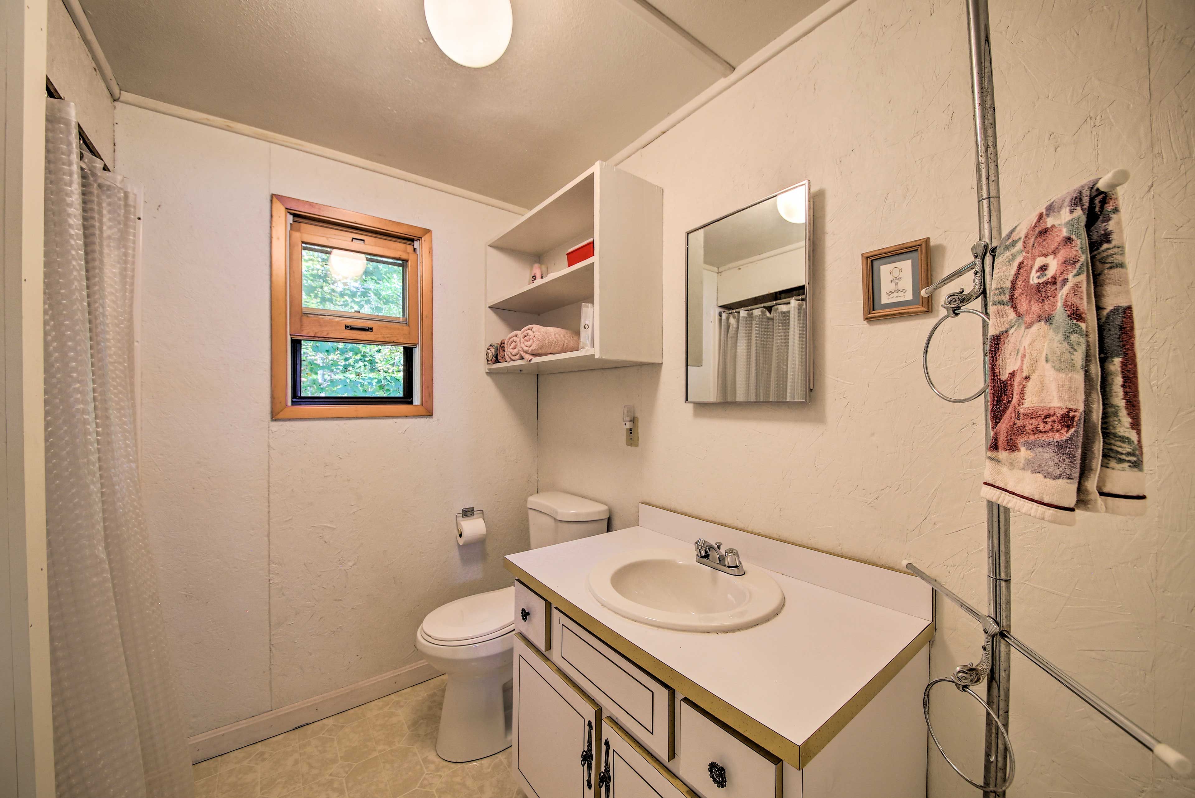 Full Bathroom | Towels Provided