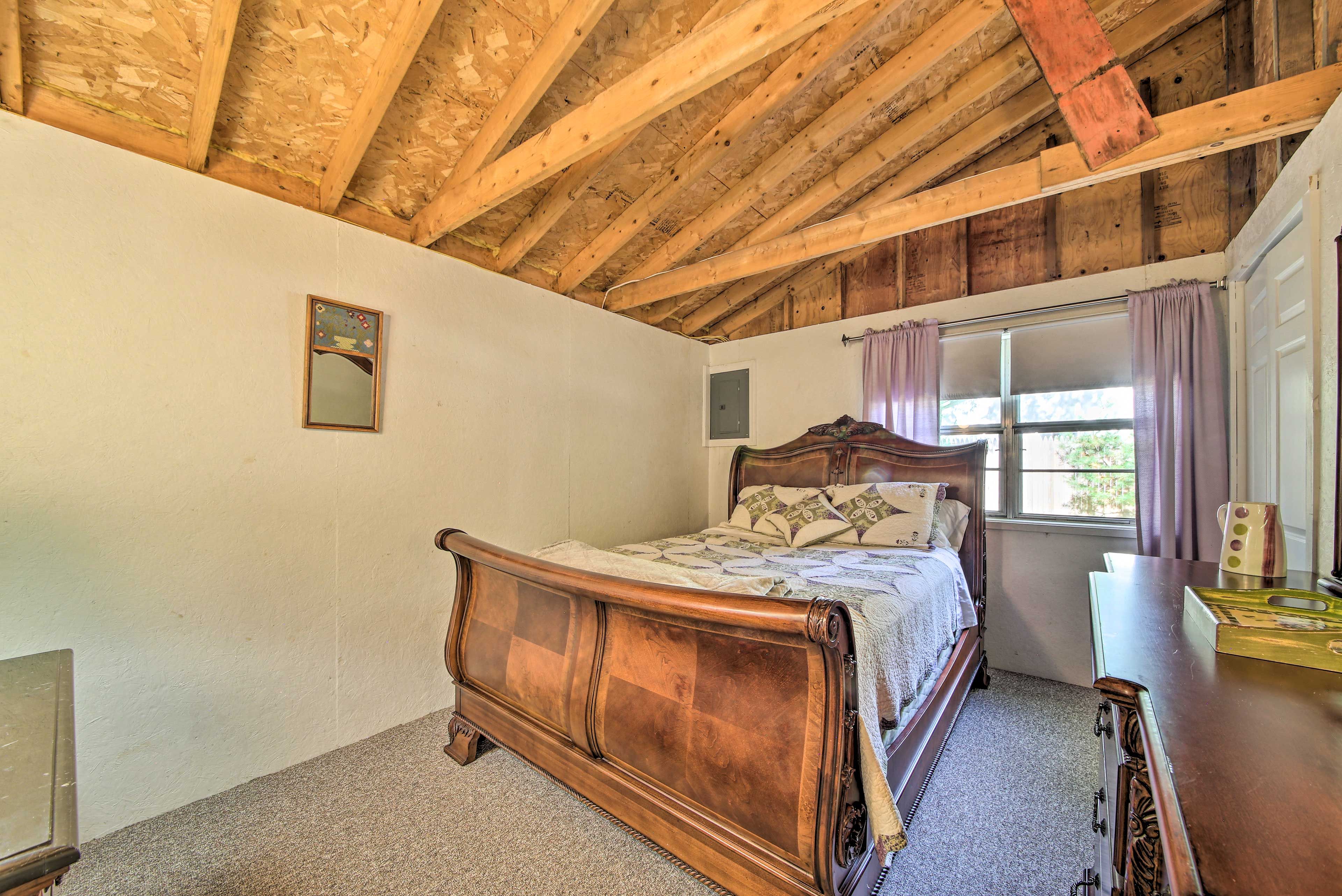 Bedroom 1 | Queen Bed