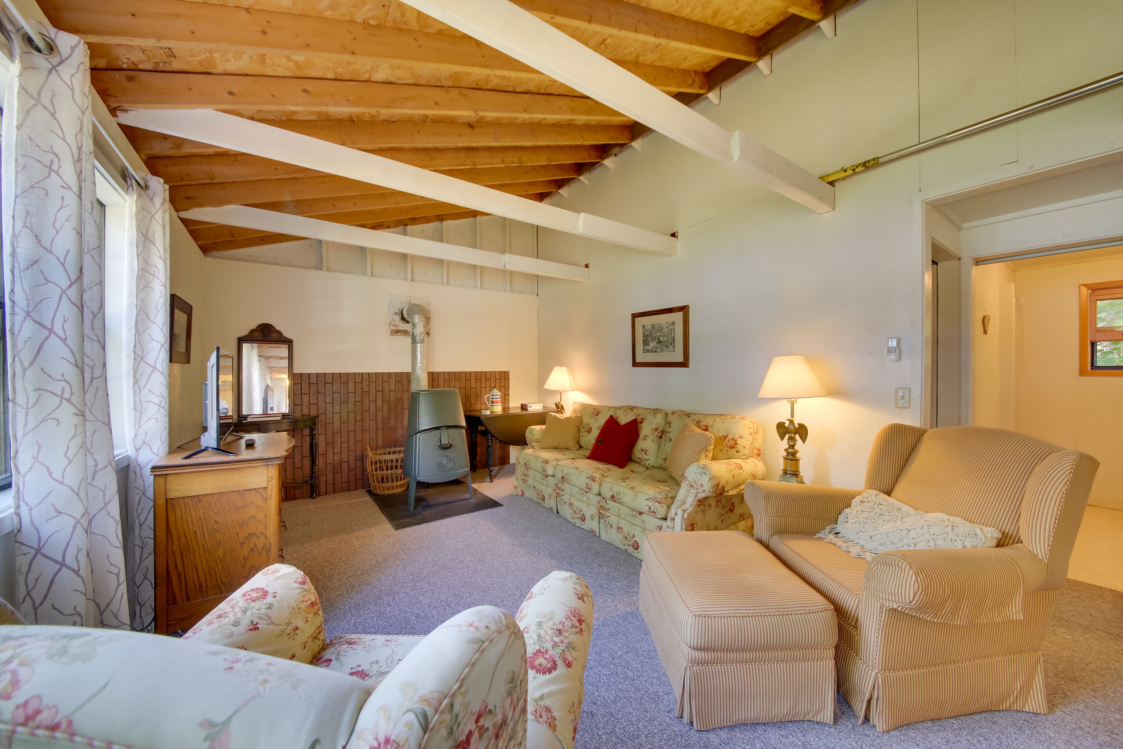 Living Room | Free WiFi | Central A/C & Heating | Smart TV