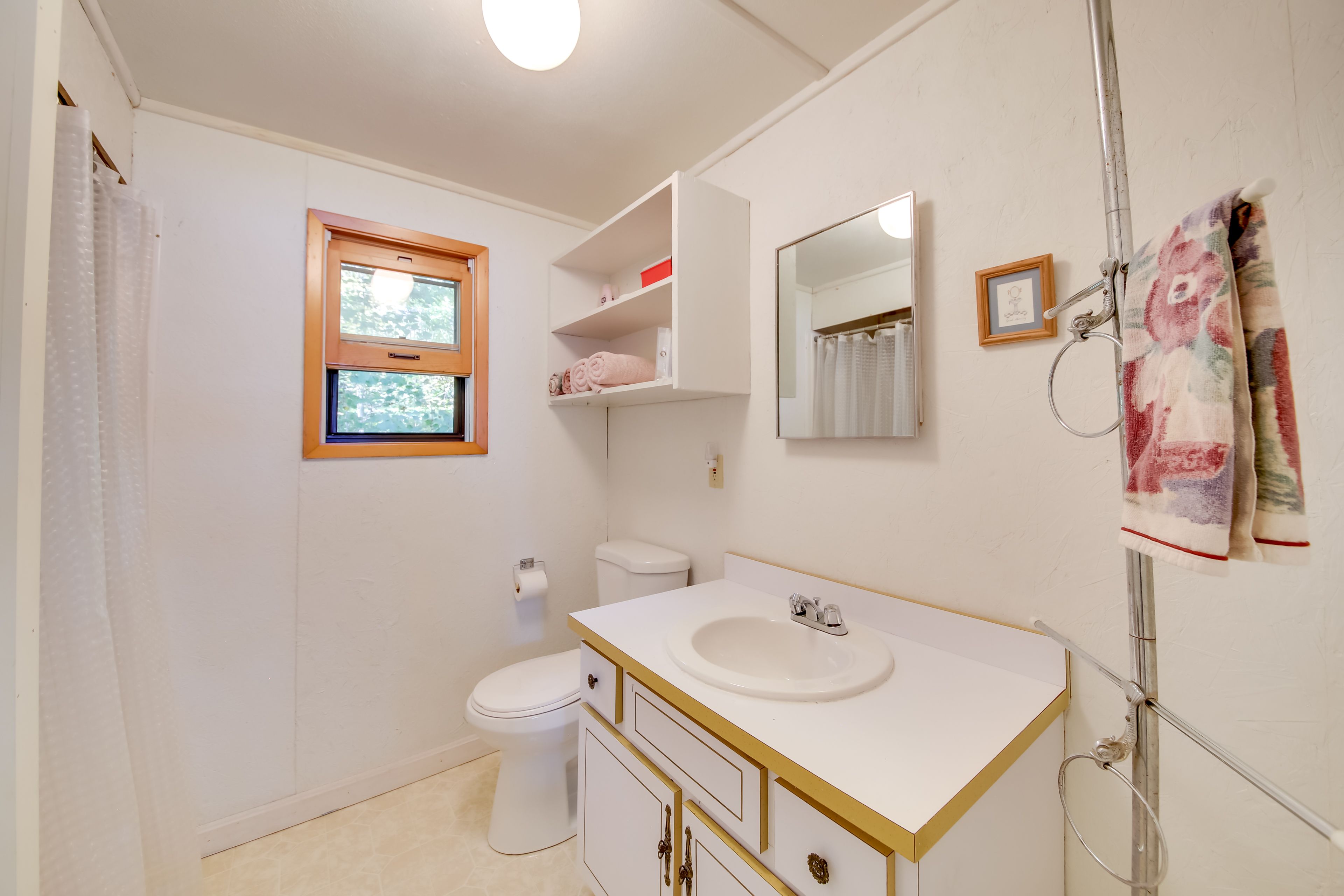 Full Bathroom | Towels Provided