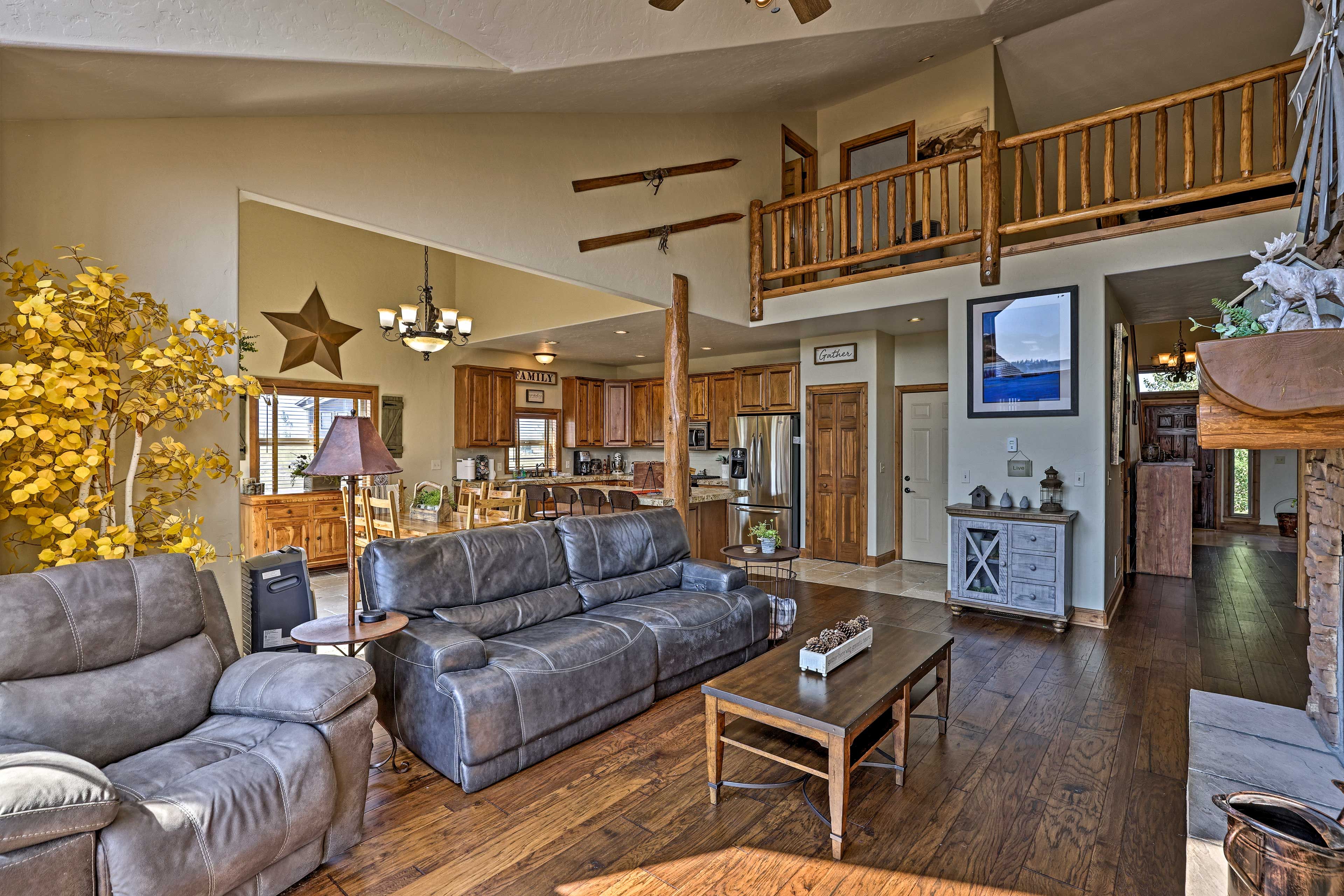 Living Room | Free WiFi | Flat-Screen TV w/ Cable