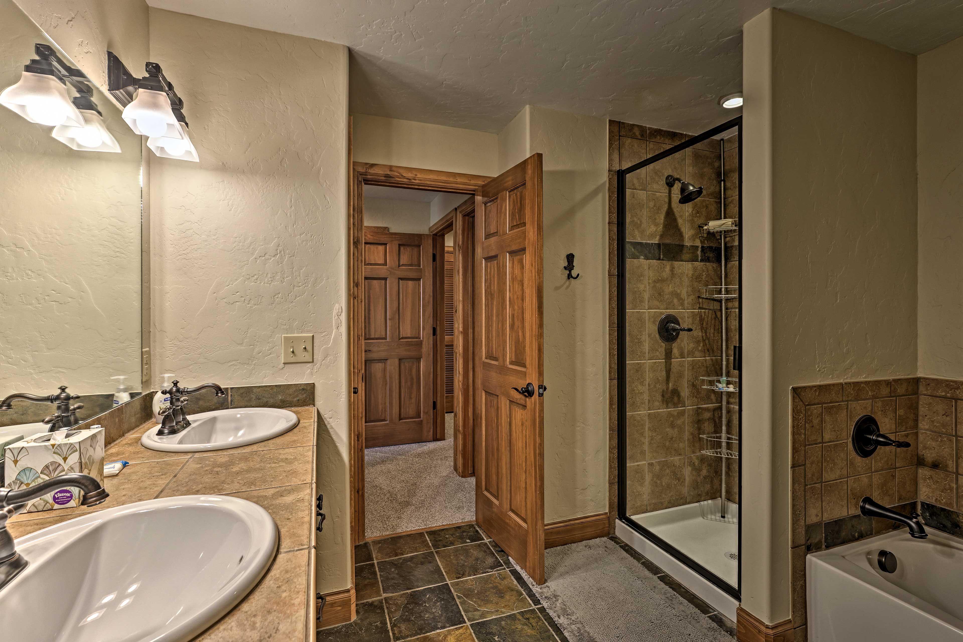 Full Bathroom | Downstairs | Towels & Toiletries Provided