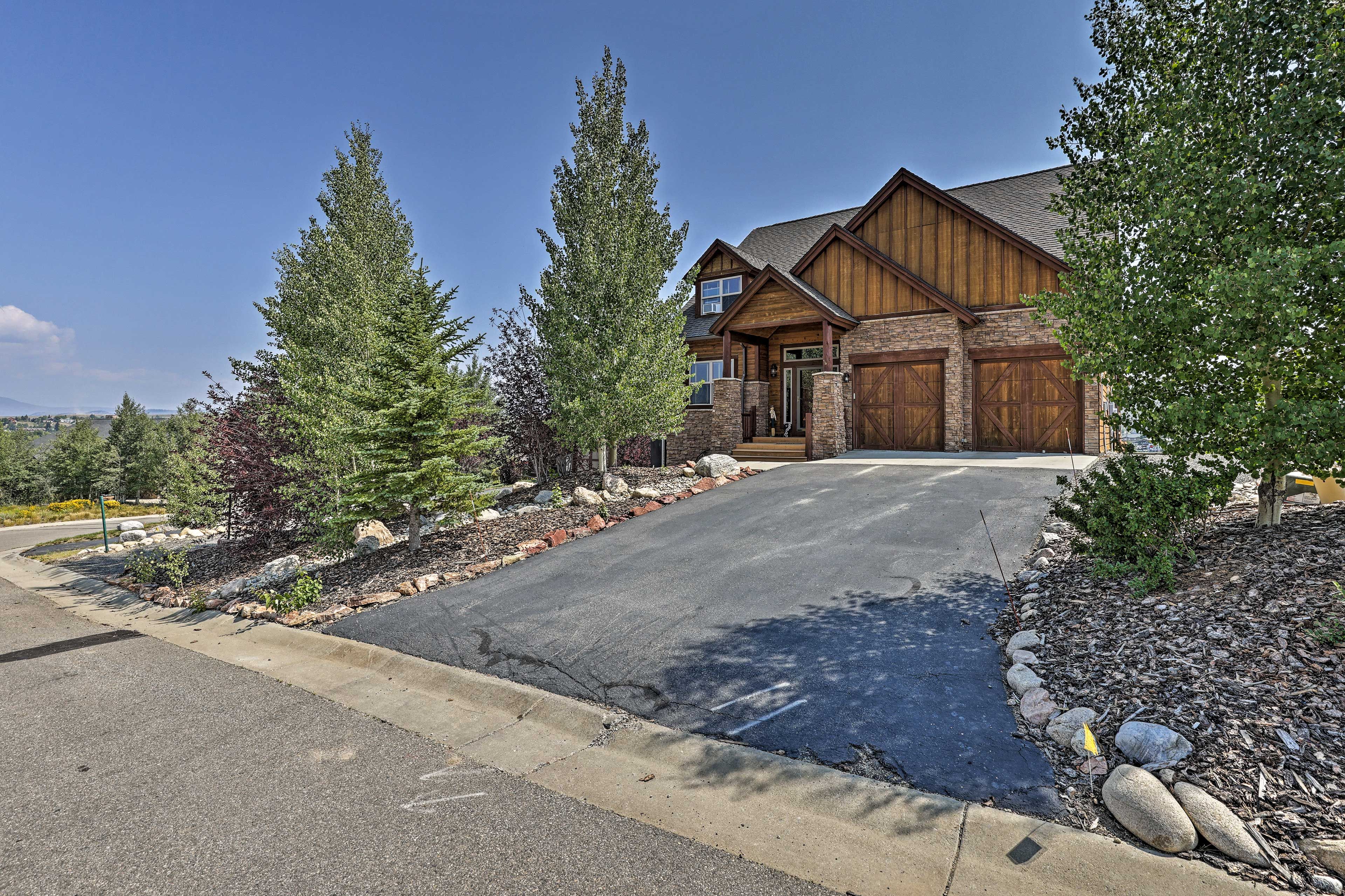 Home Exterior | Driveway Parking (5 Vehicles)