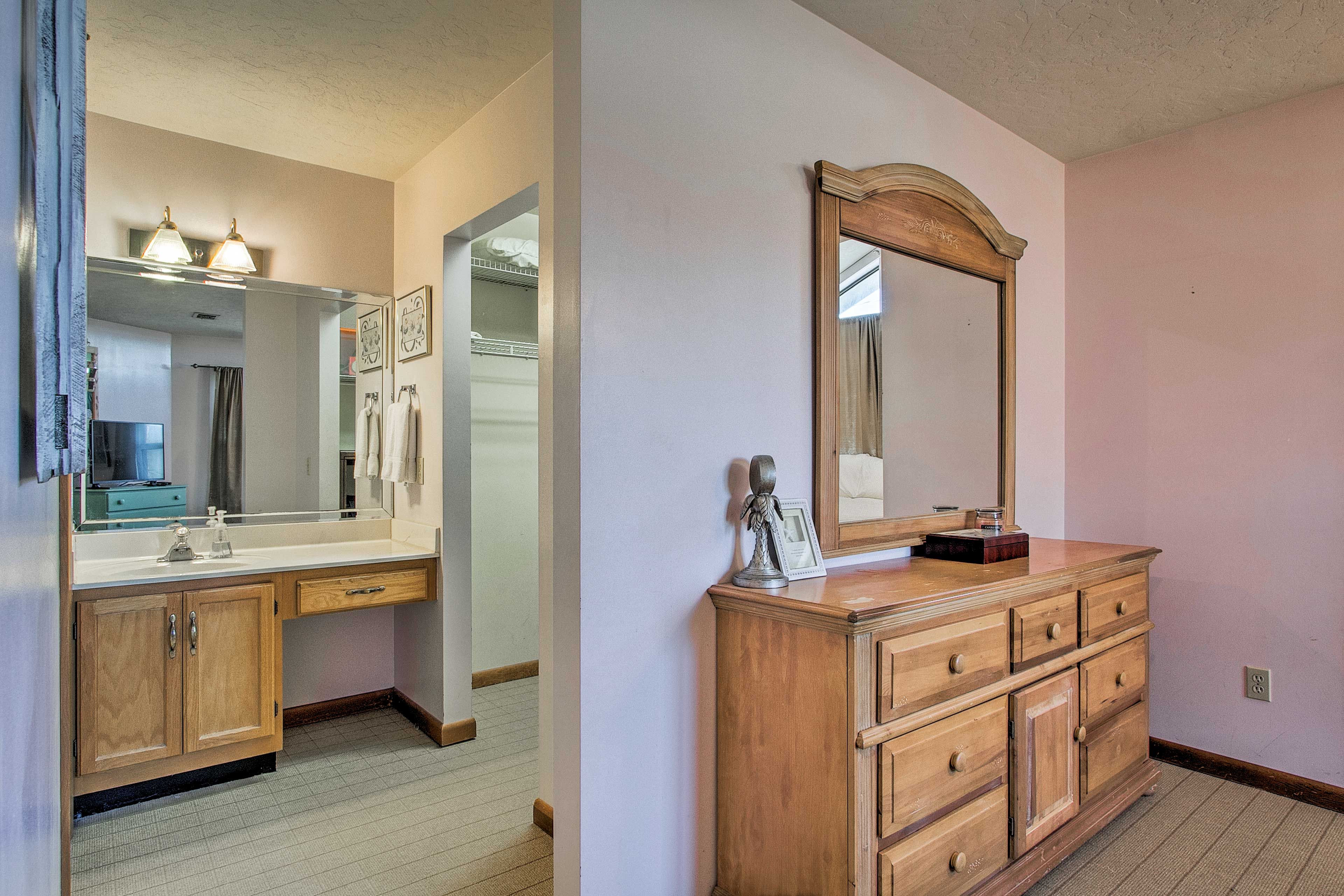 En-Suite Bathroom | Towels & Linens Provided