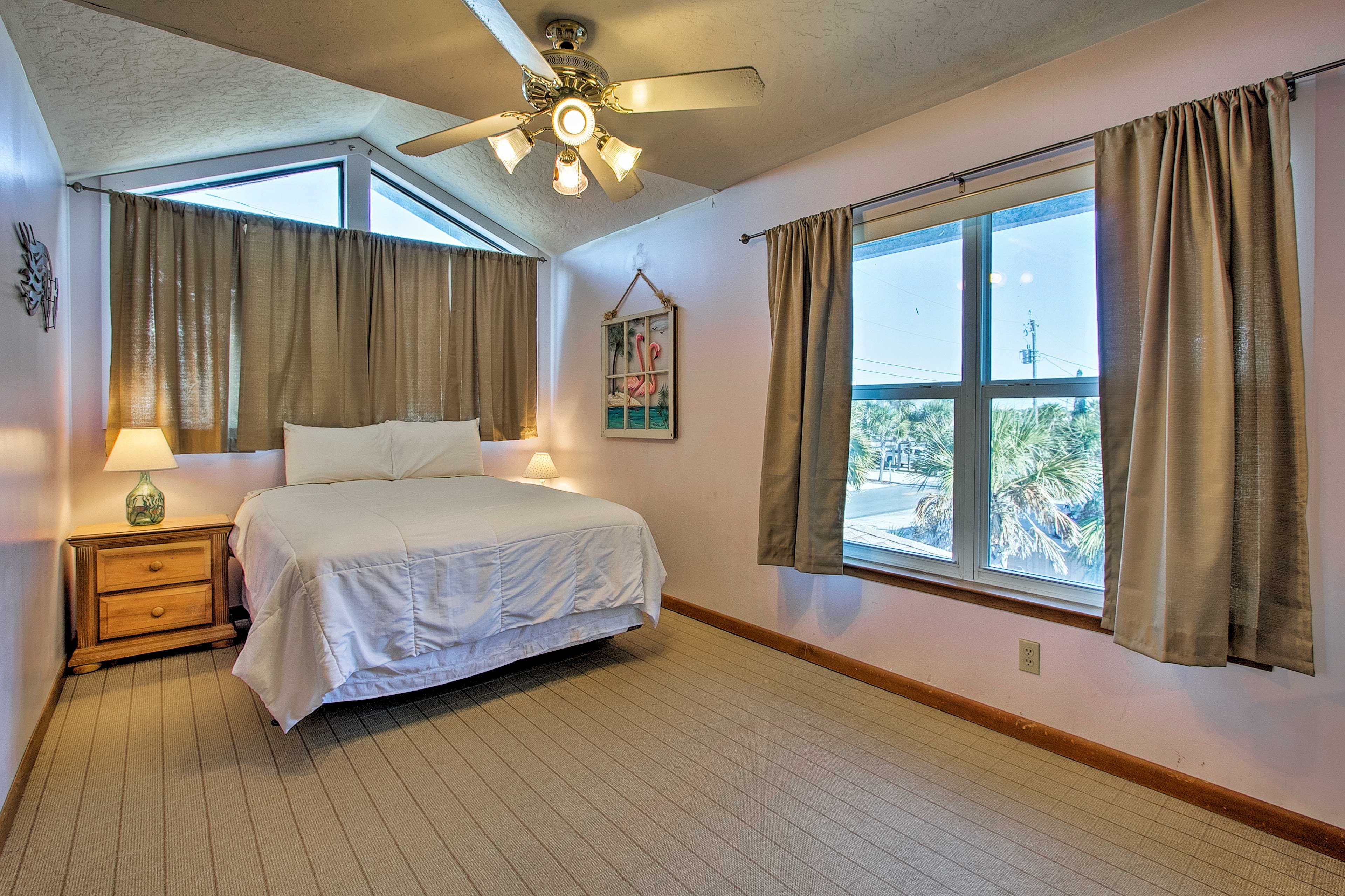 Bedroom 1 | Queen Bed | 2nd Floor | En-Suite Bathroom