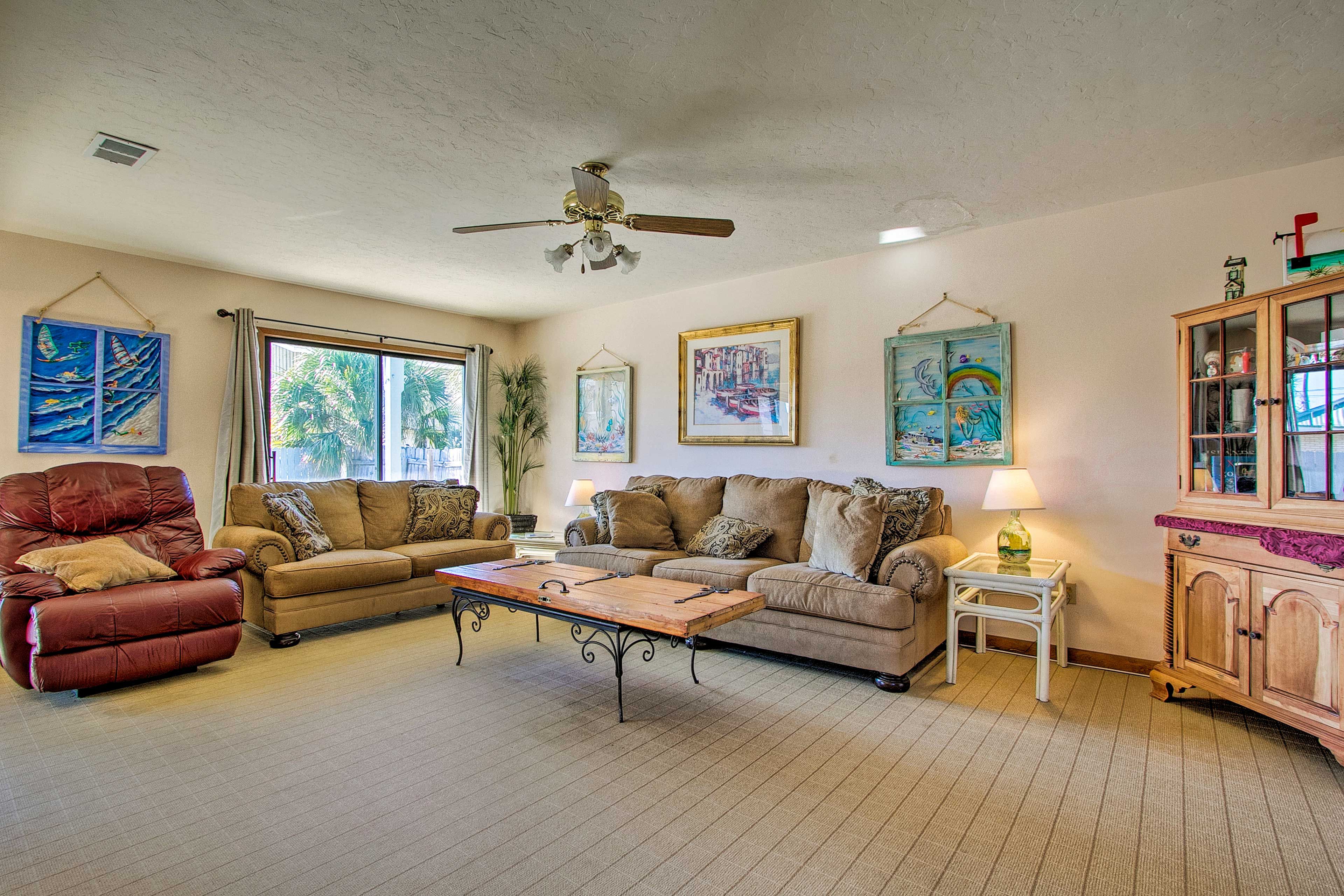 Living Room | Open Floor Plan | Free WiFi