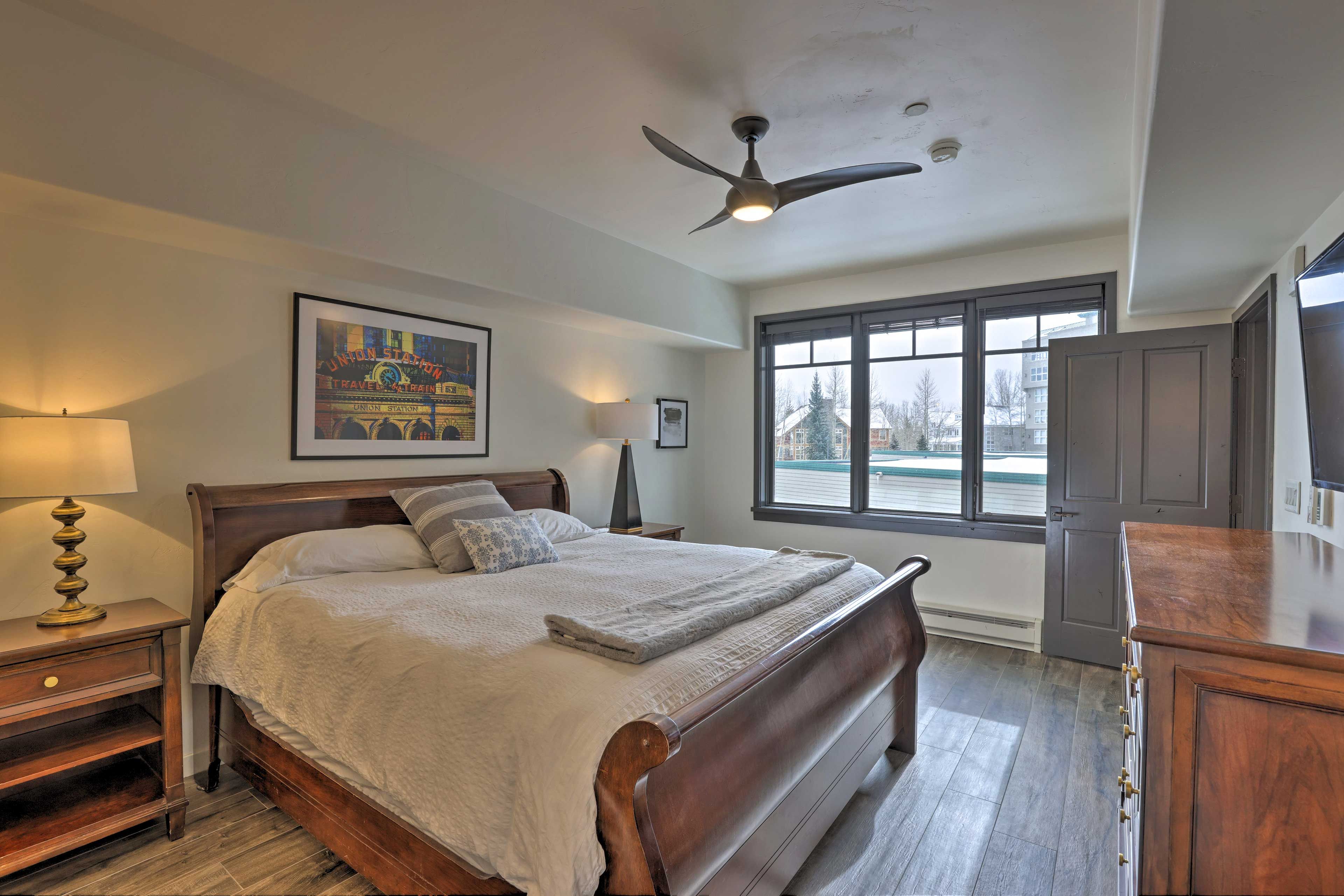 Bedroom 1 | King Bed | Apple TV