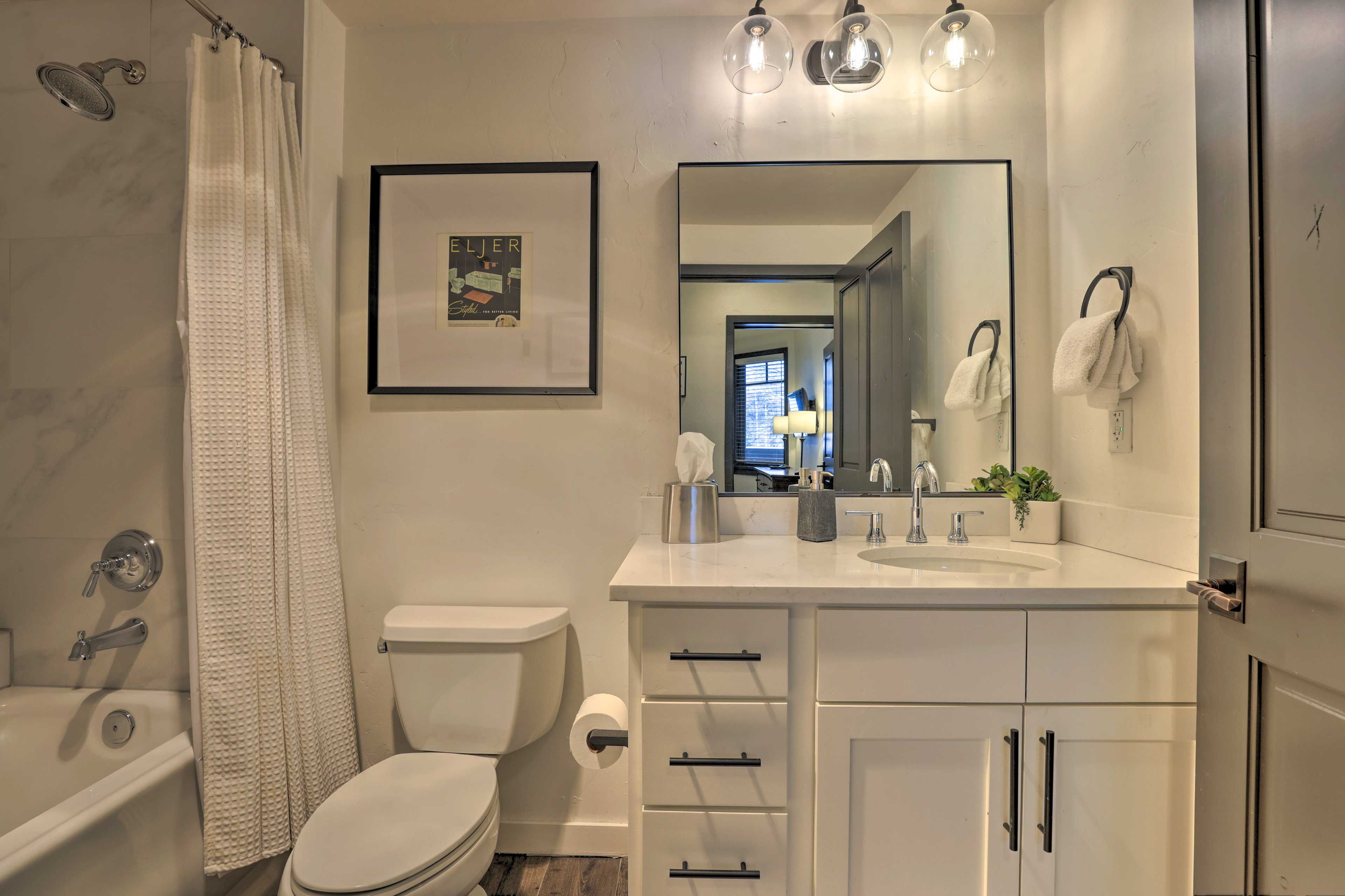 Full Bathroom | Towels Provided