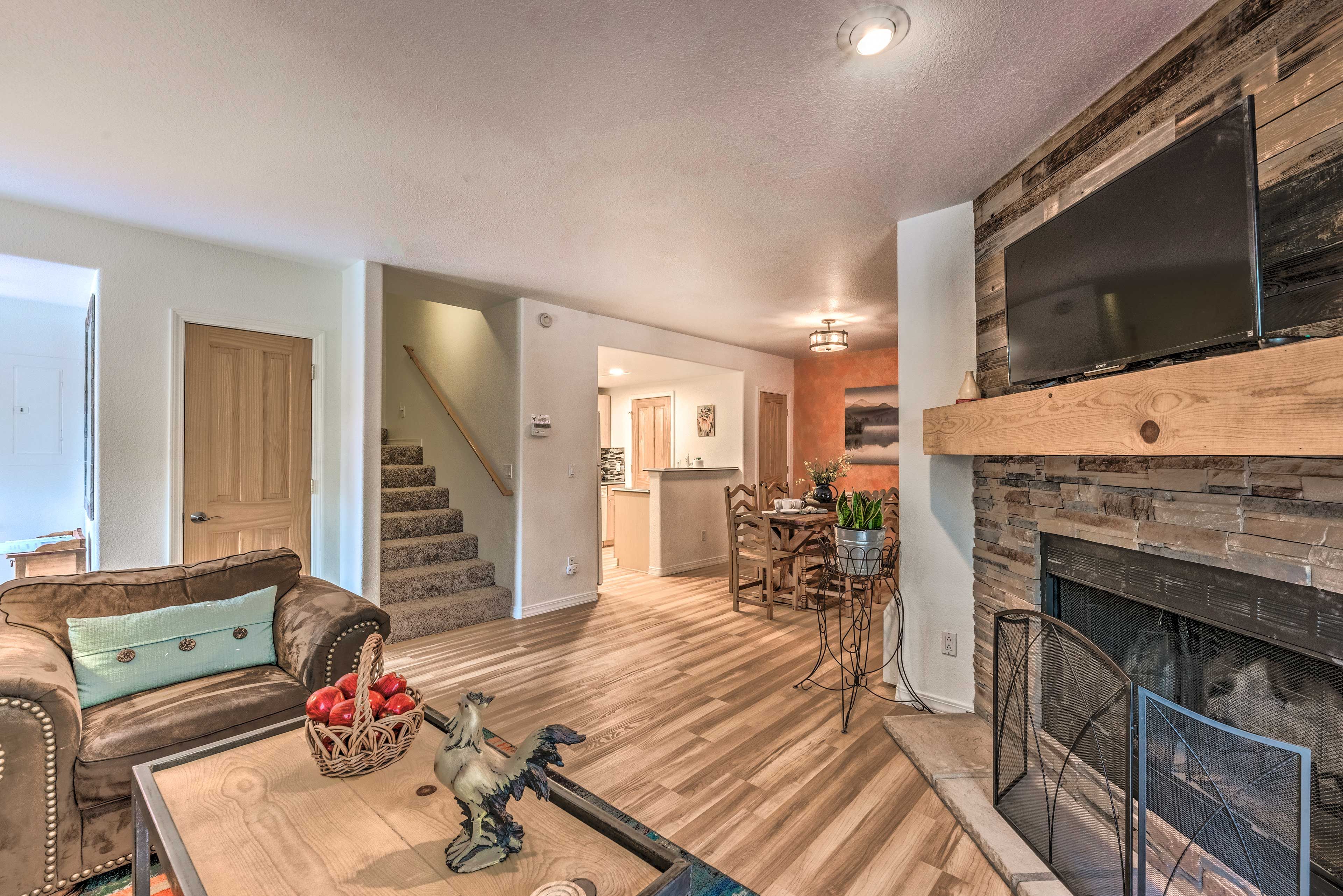 Living Room | Smart TV w/ Cable | Wood-Burning Fireplace