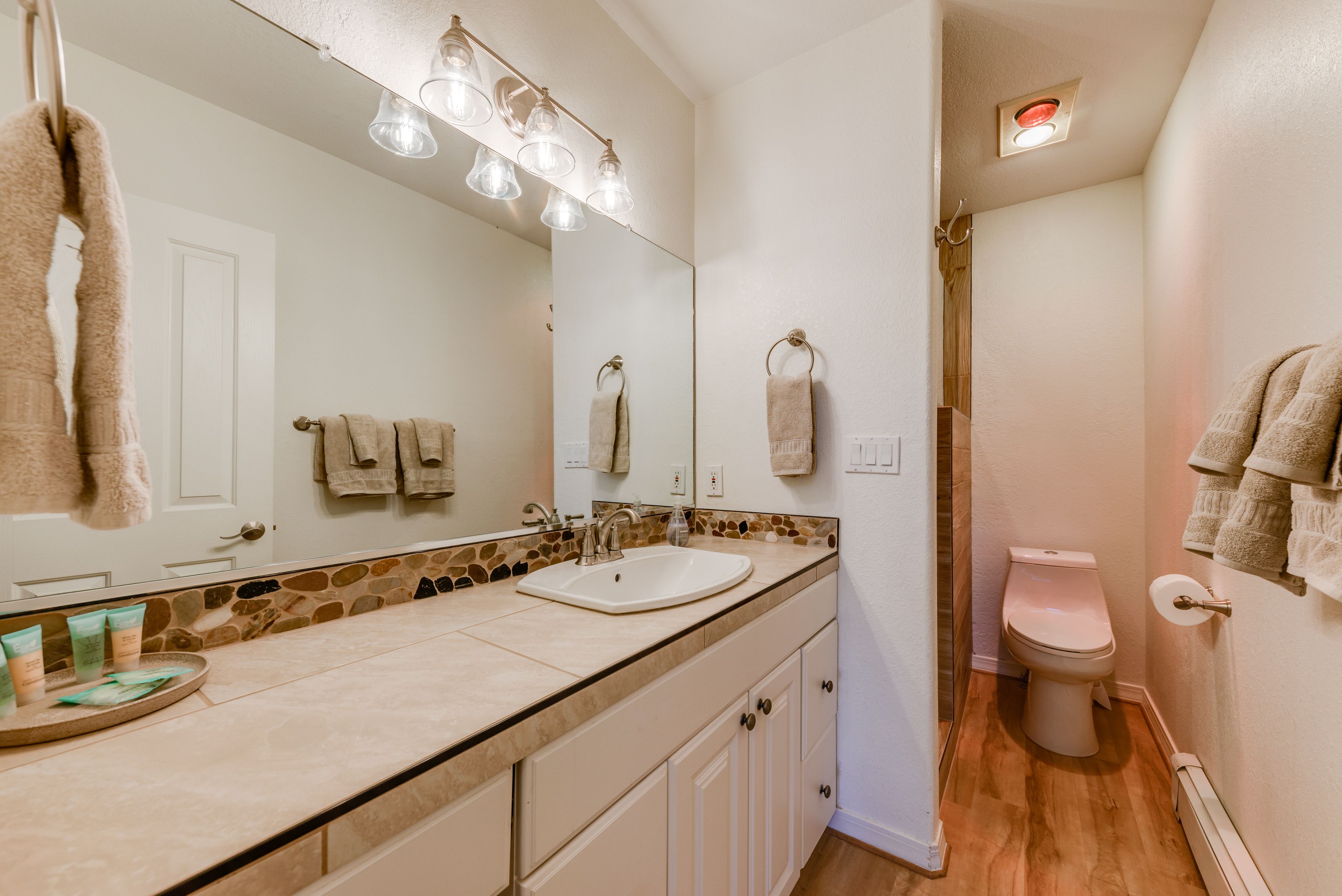 Full Bathroom | Towels Provided