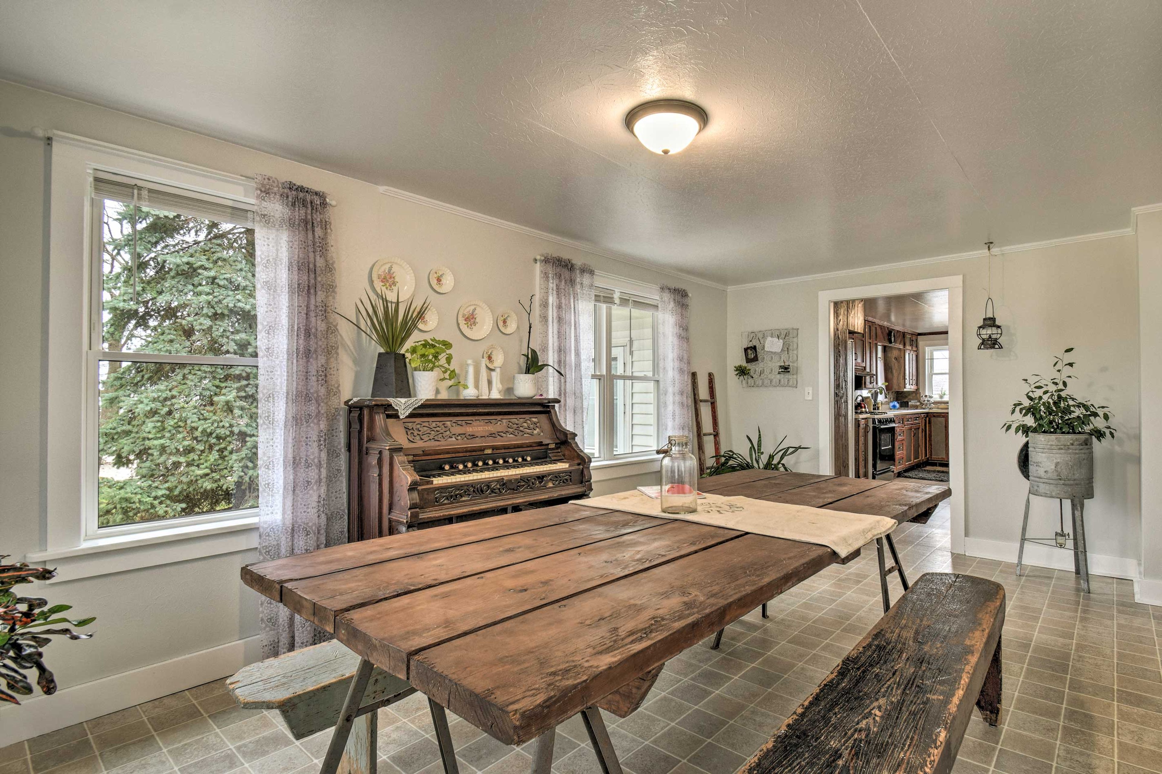 Dining Room | Dishes & Flatware Provided