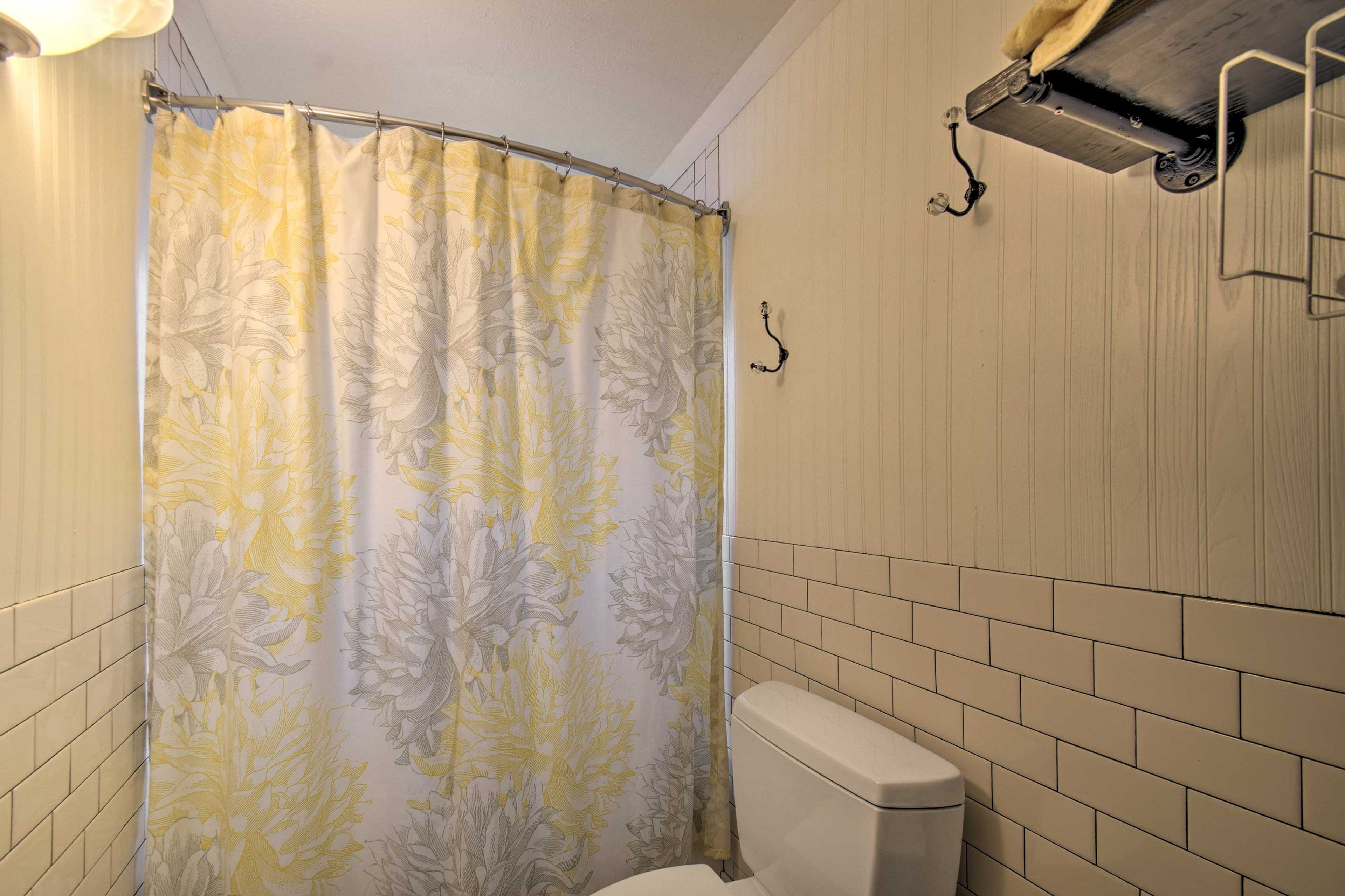 Full Bathroom | Towels & Linens Provided