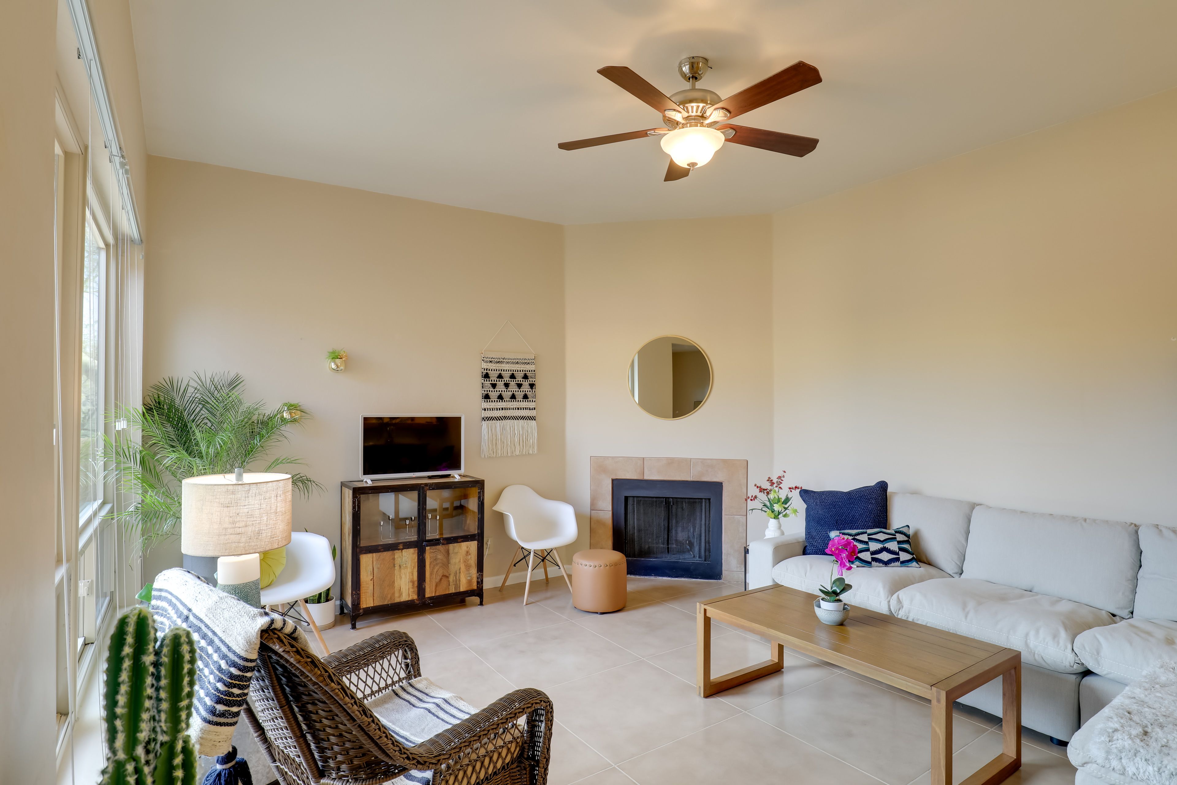 Living Room | Free WiFi | Decorative Fireplace | Open Floor Plan