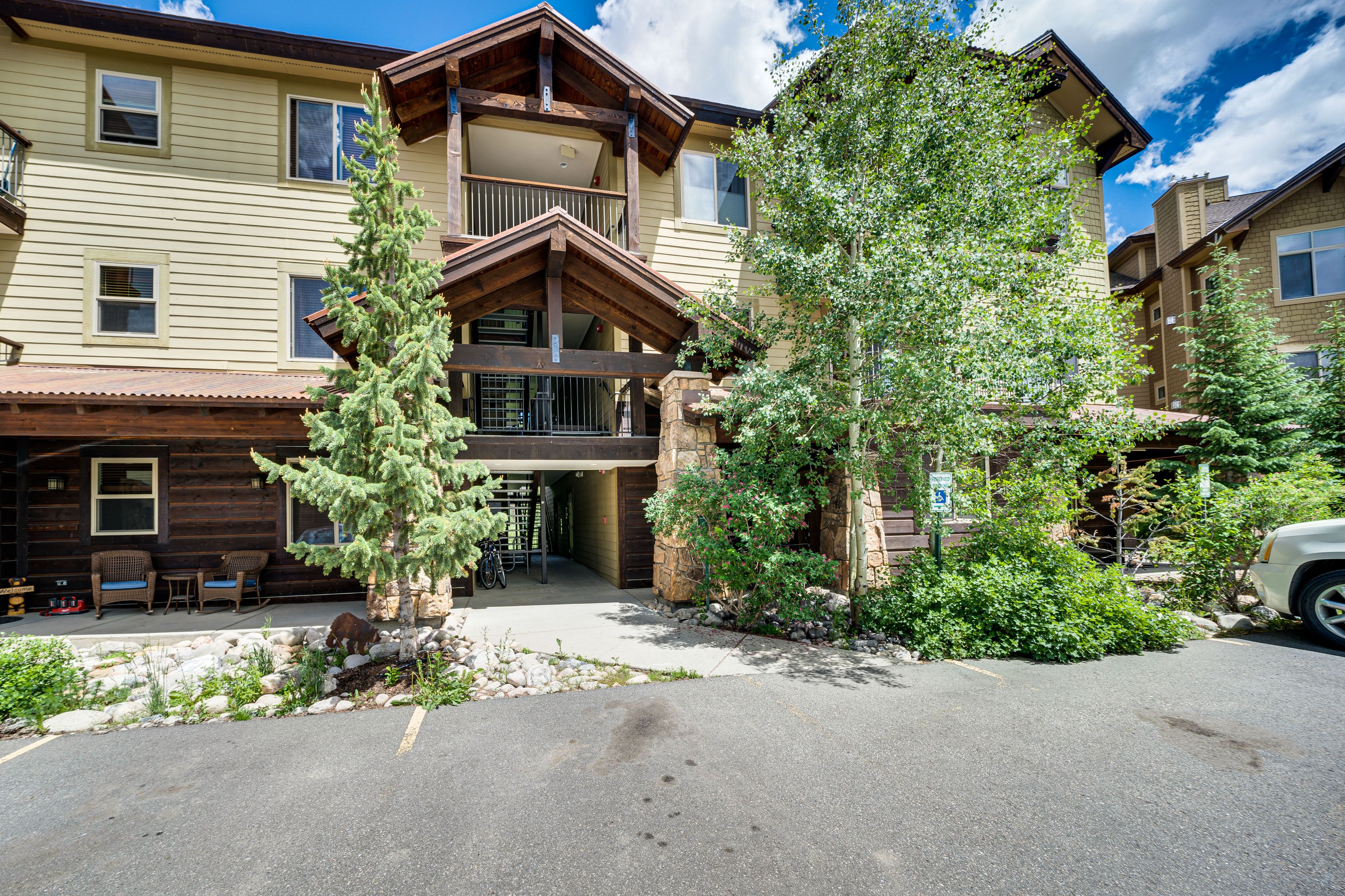 Exterior | Parking | Driveway (1 Vehicle)