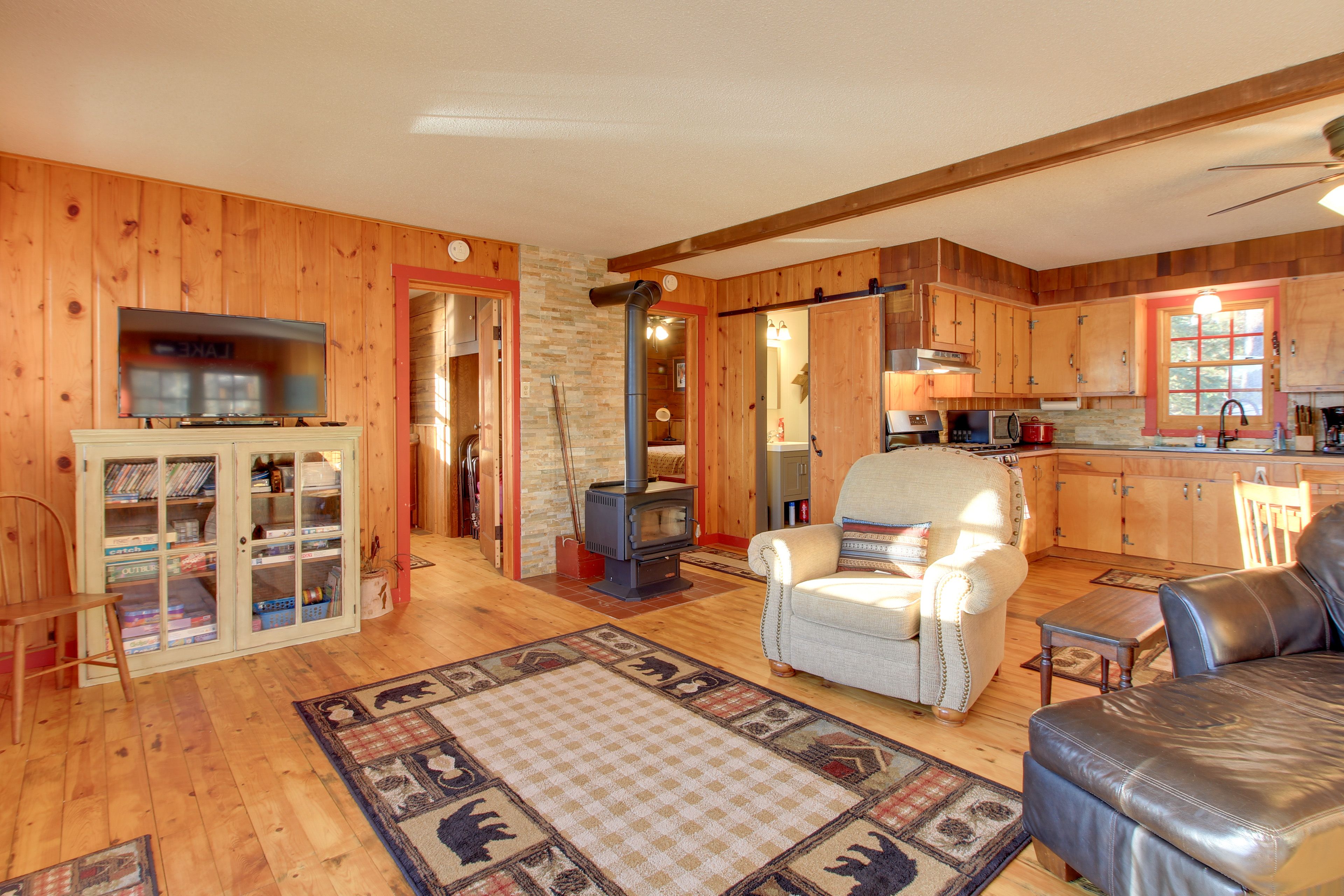 Living Room | Central A/C & Heating | DVD Player | Free WiFi