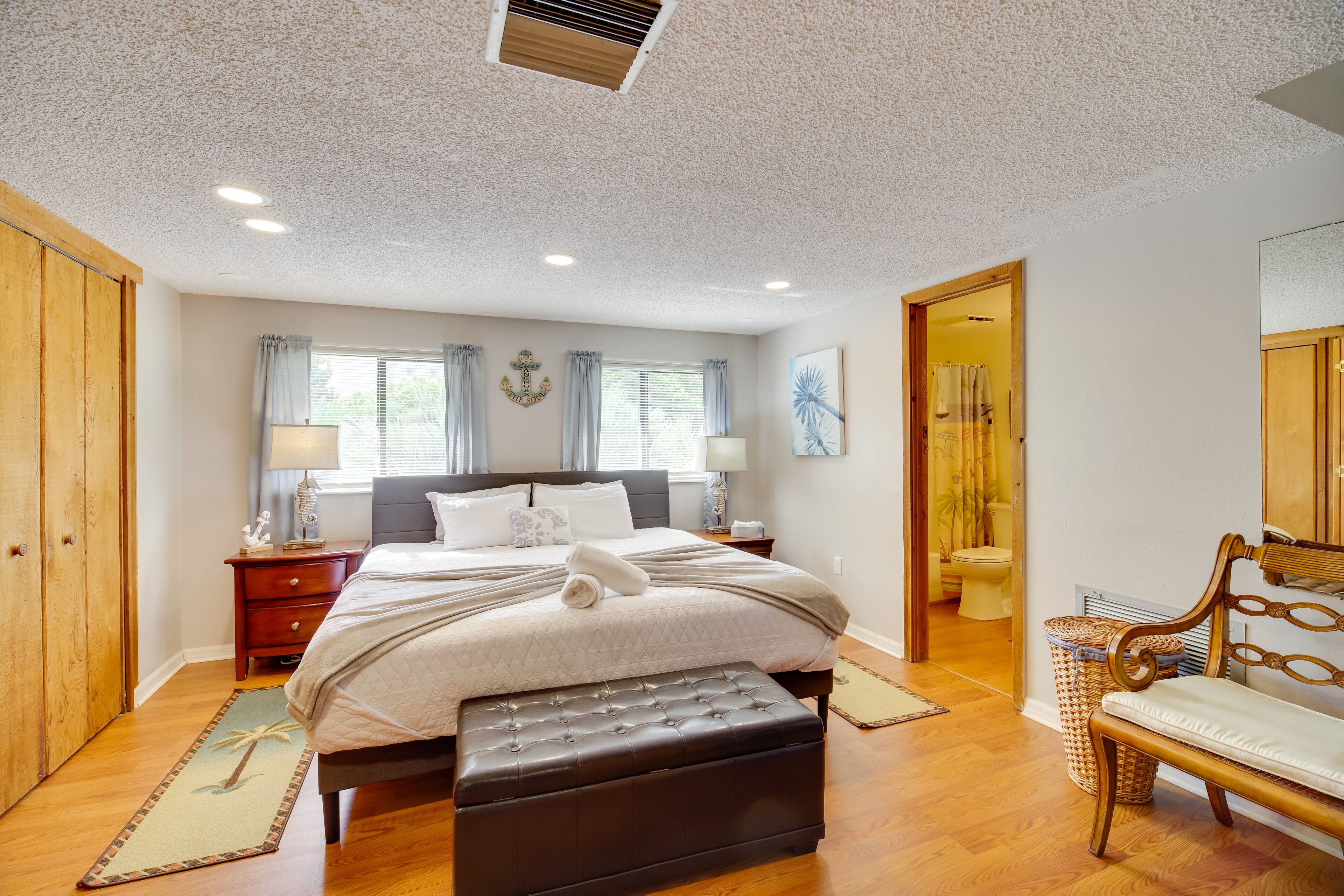 Bedroom | King Bed | Linens Provided