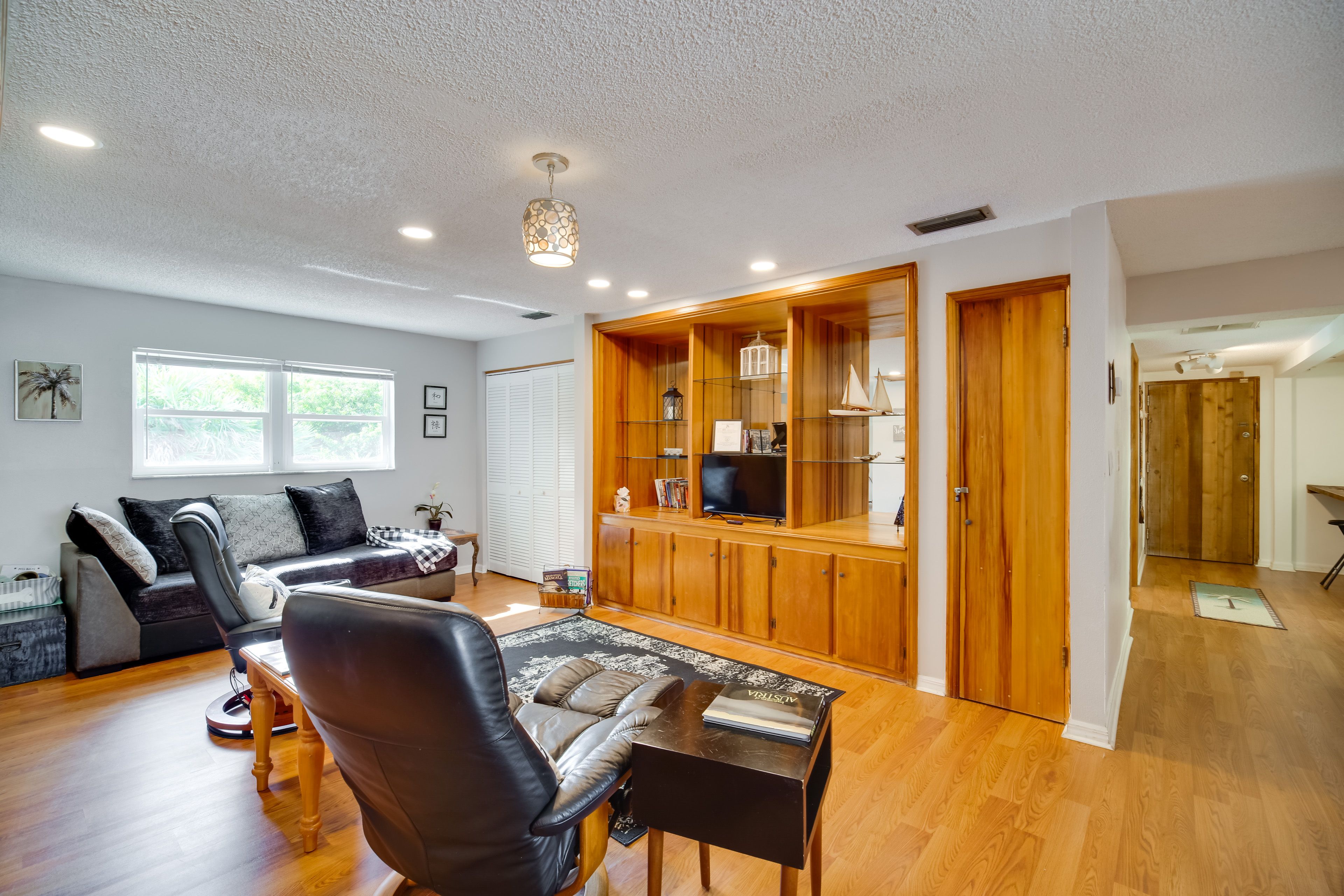 Living Room | Smart TV | Free WiFi | Central Heating & A/C