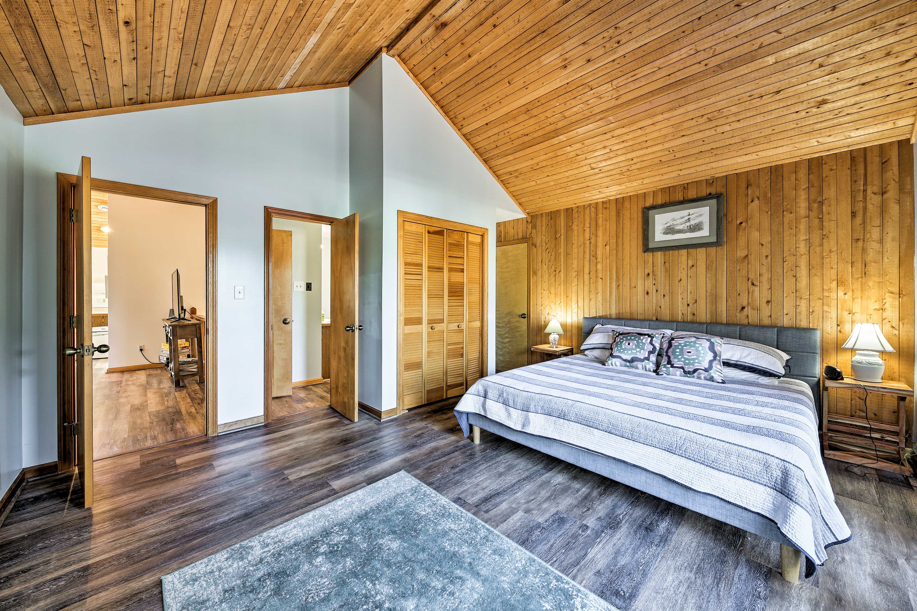 Bedroom 1 | King Bed | En-Suite Bathroom | Deck Access