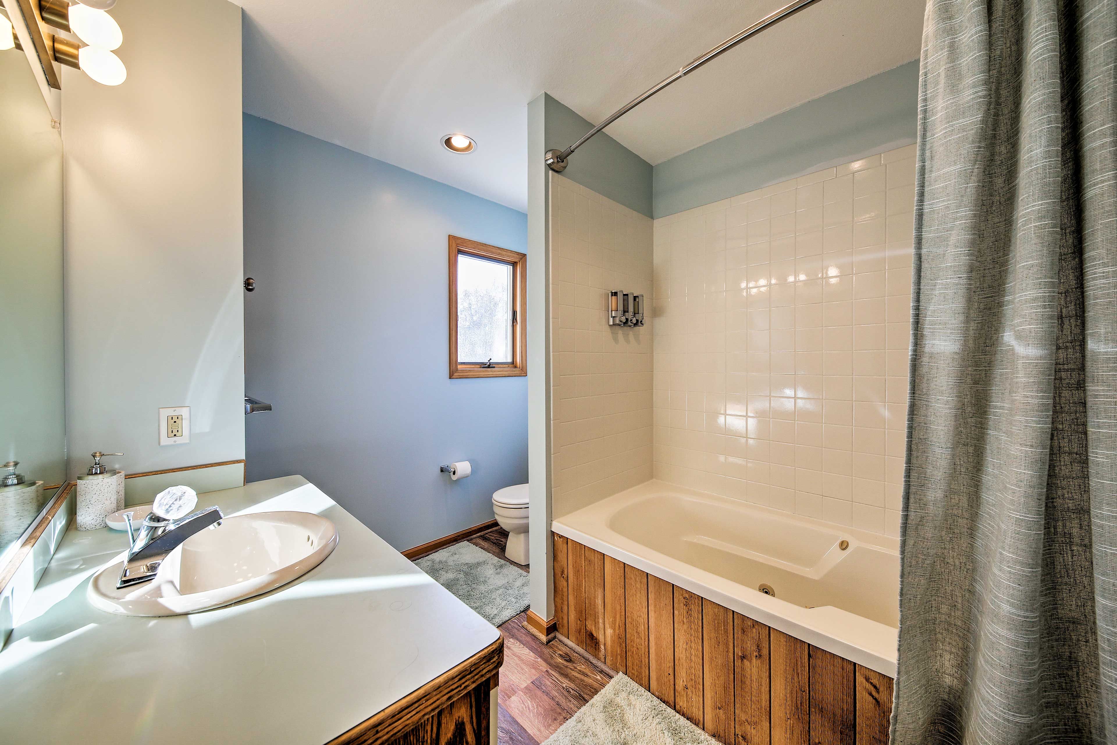 En-Suite Bathroom | Towels & Linens Provided