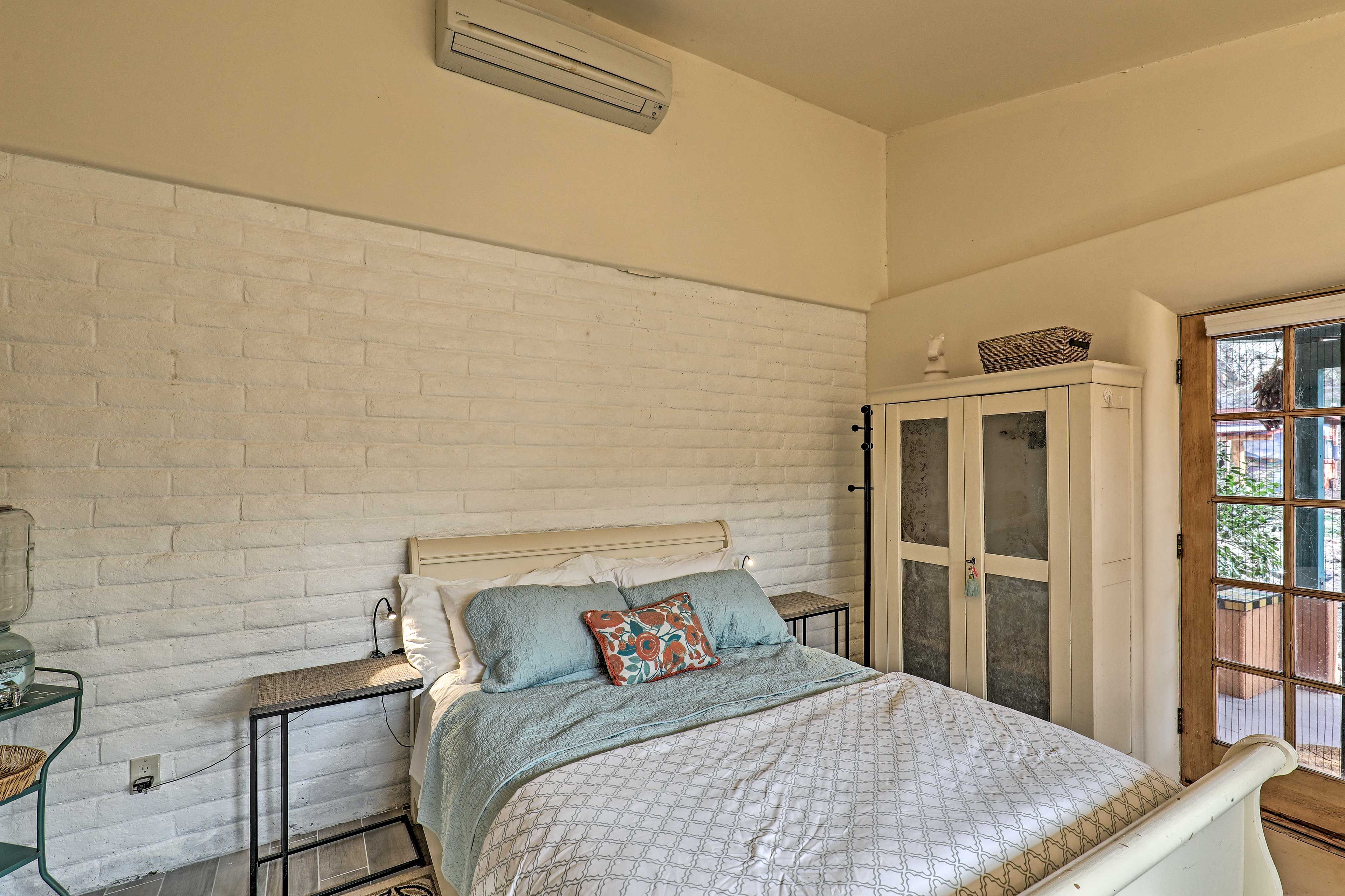 Studio | Queen Bed