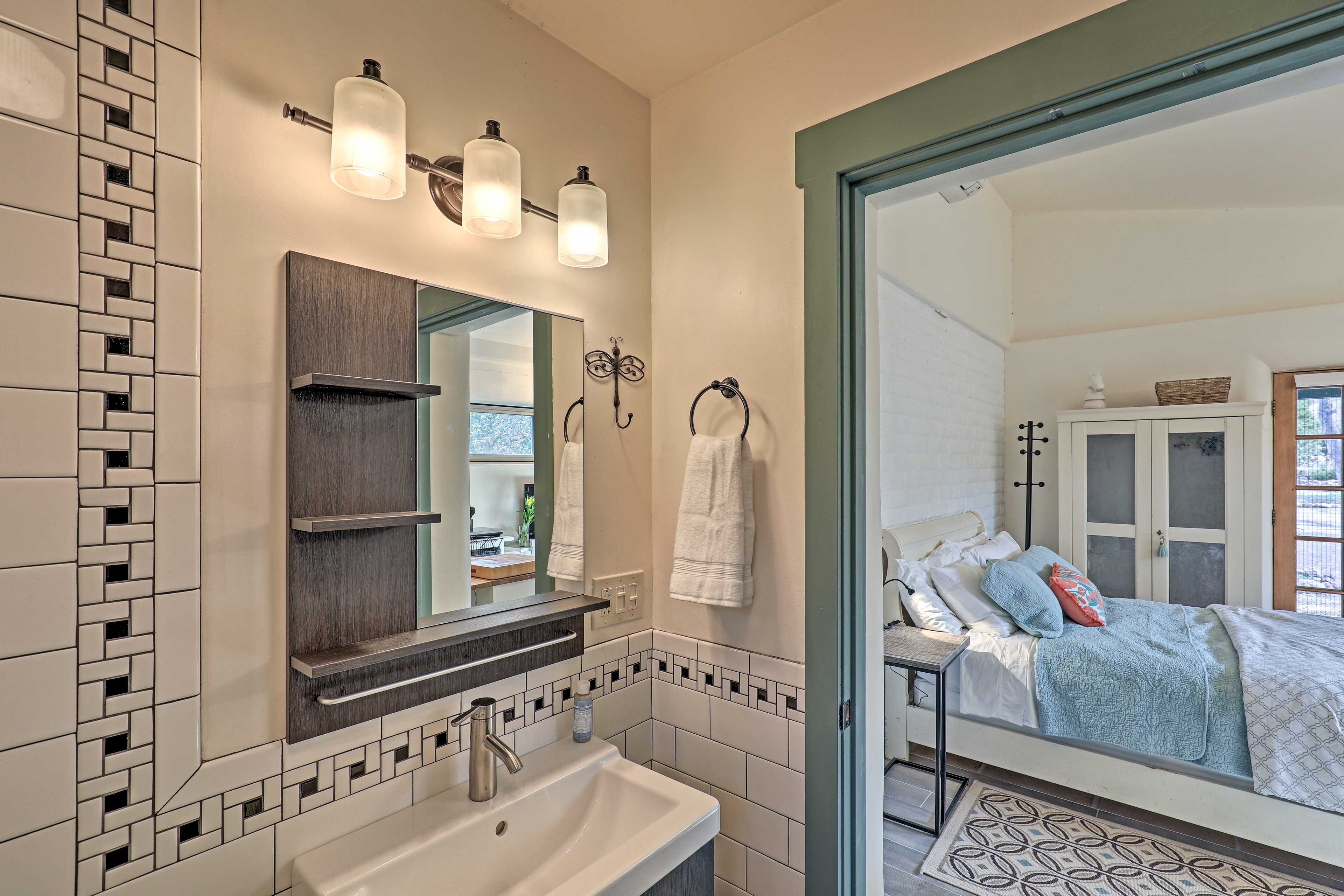 Full Bathroom | Towels & Linens Provided