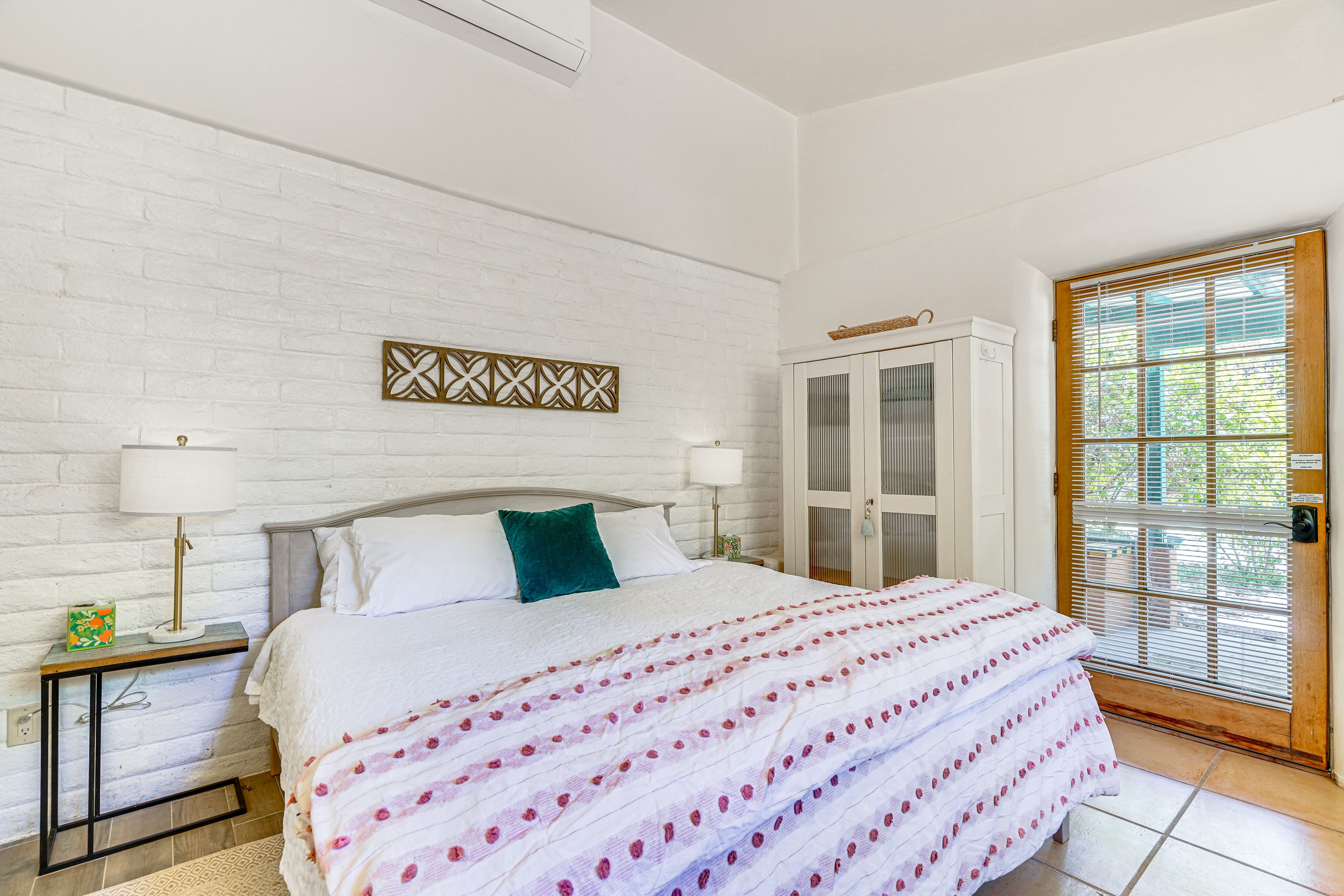 Studio | Queen Bed