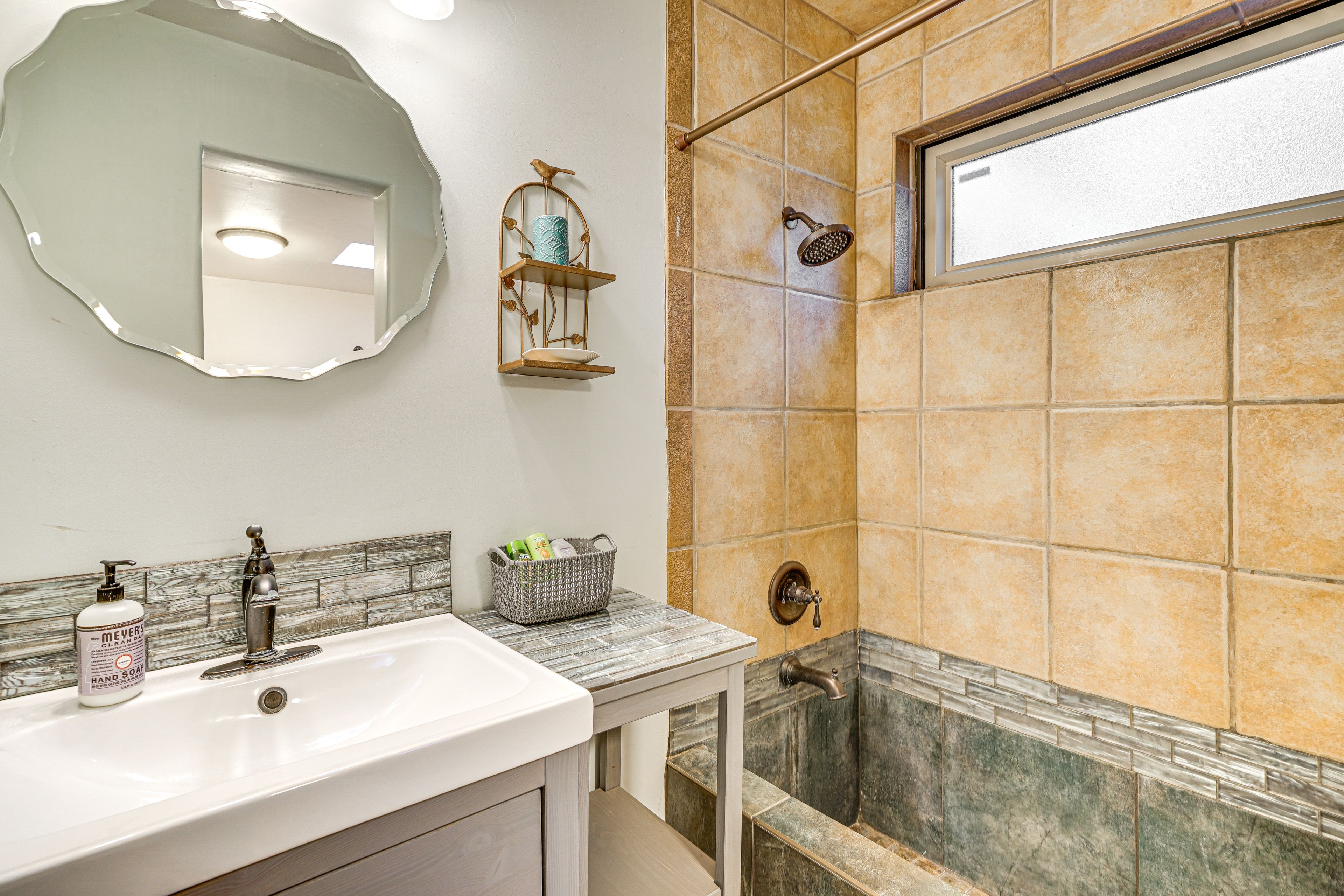 Full Bathroom | Towels Provided | Complimentary Toiletries