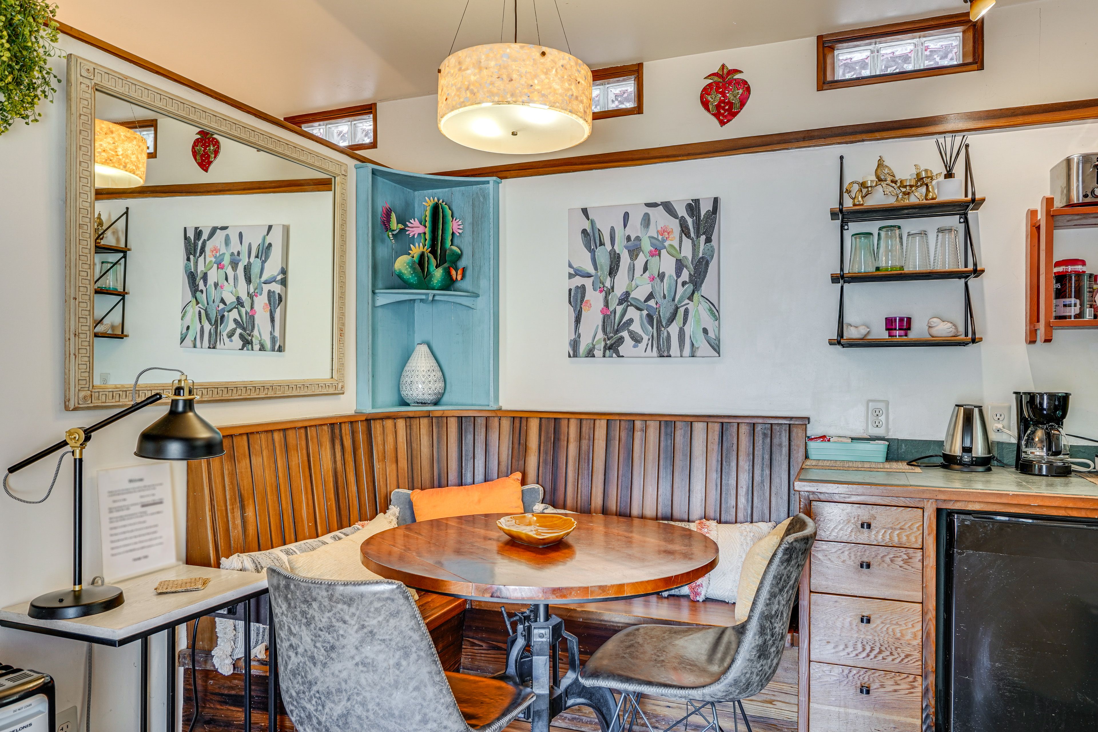 Dining Area | Dishes & Flatware Provided