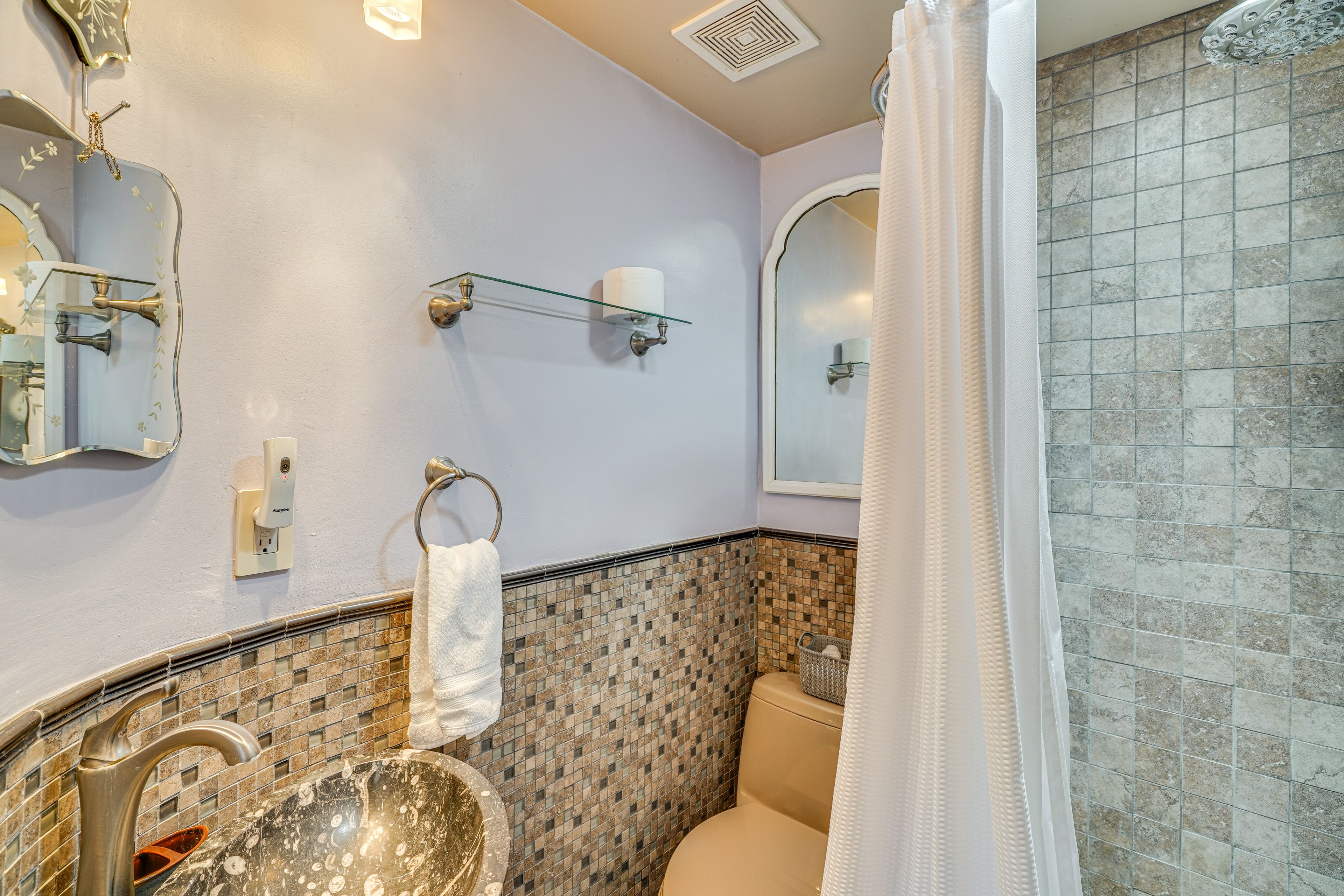 Full Bathroom | Linens & Towels Provided