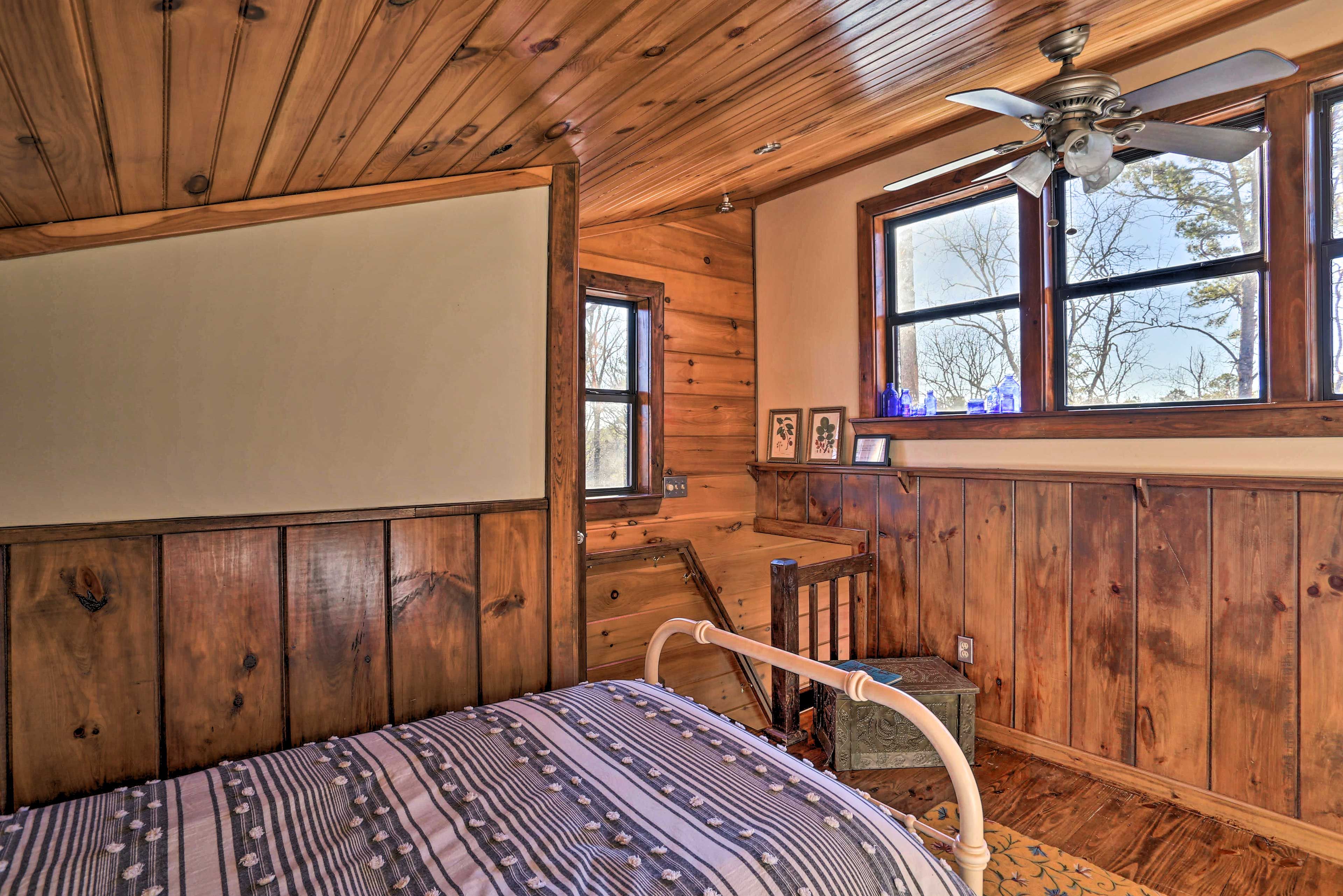 Two travelers can sleep on the 2 twin beds.