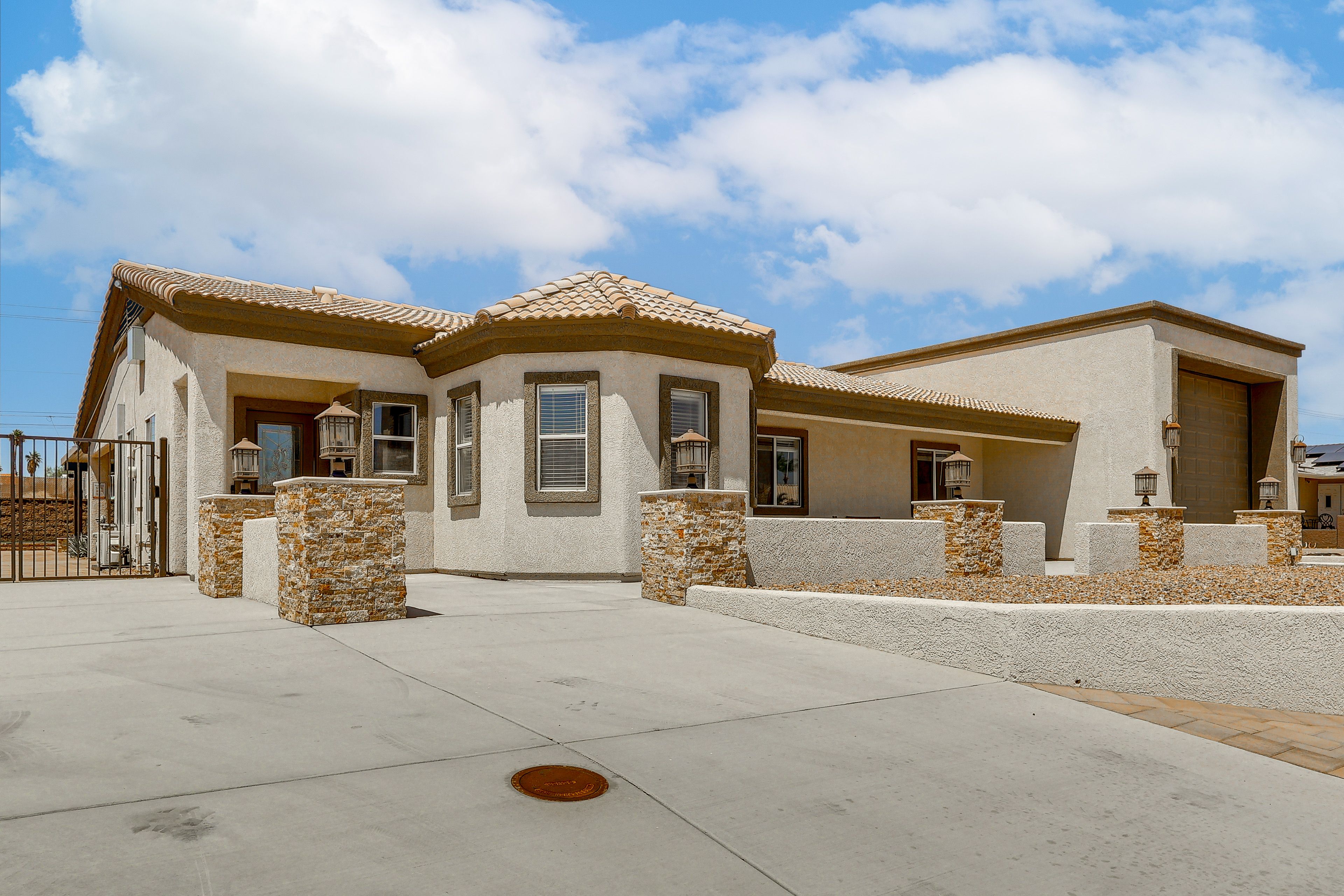 Parking | Driveway (2 Vehicles) | Garage (2 Vehicles)