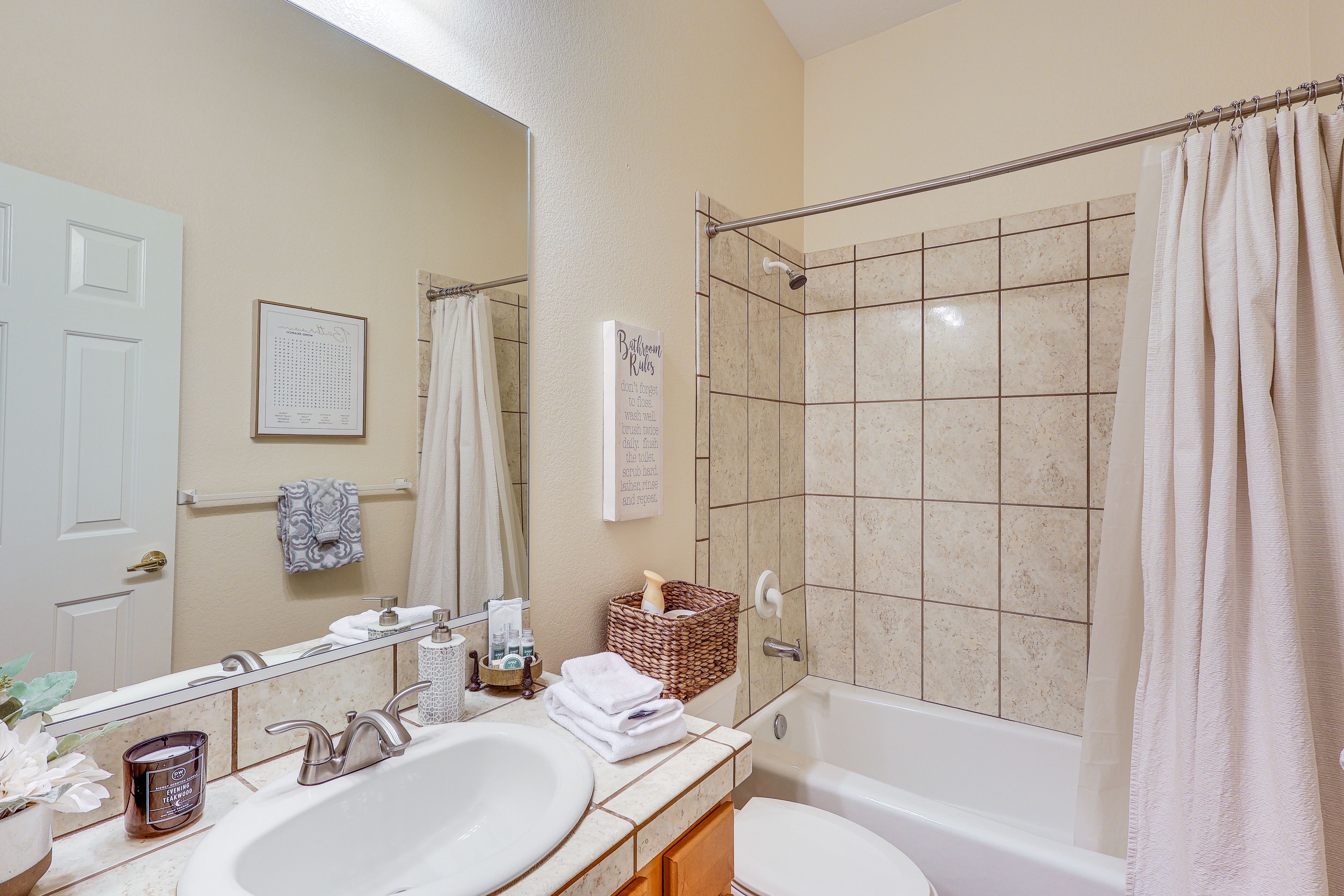 Full Bathroom | Complimentary Toiletries | Hair Dryer