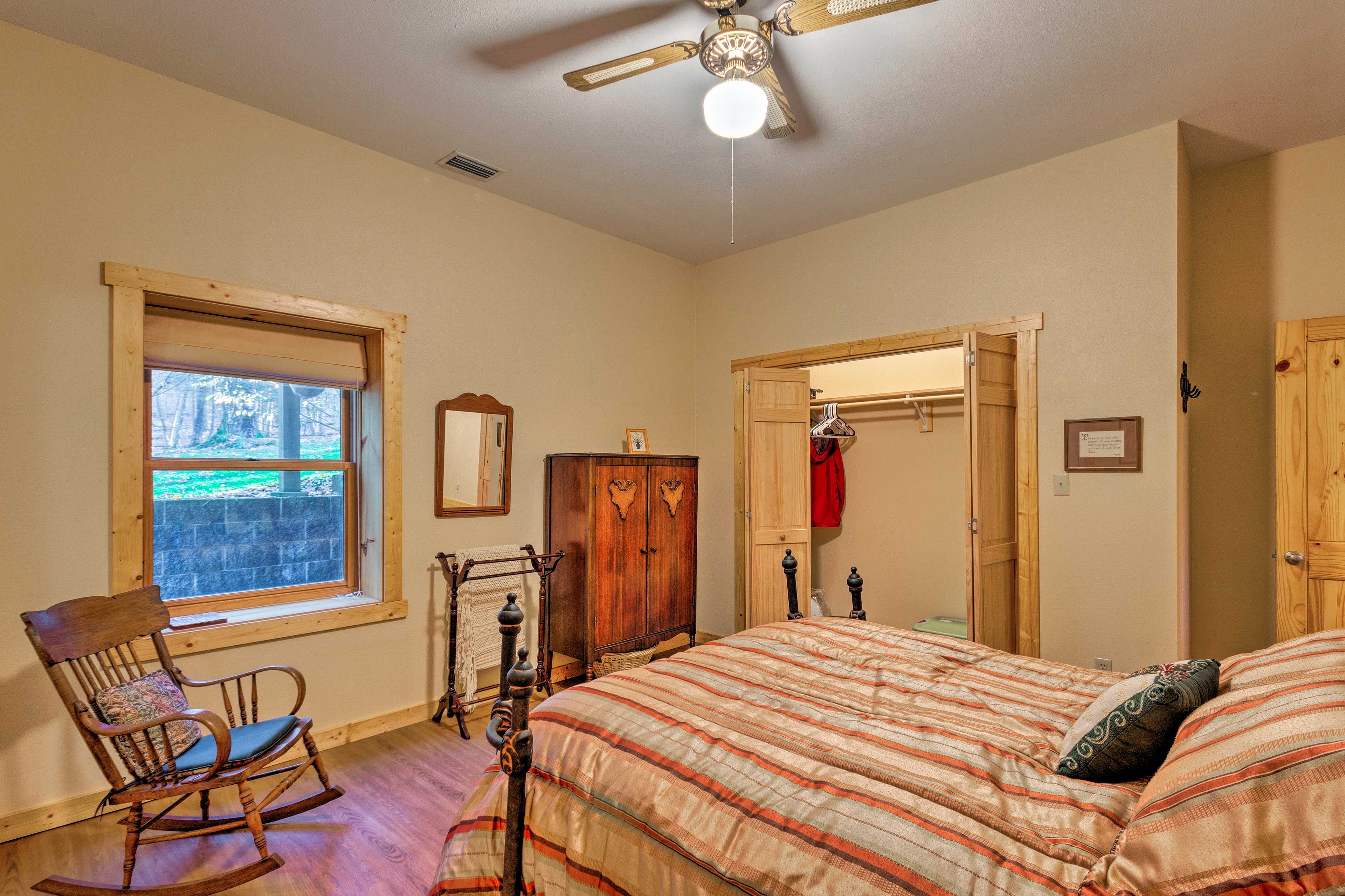 Bedroom | Queen Bed