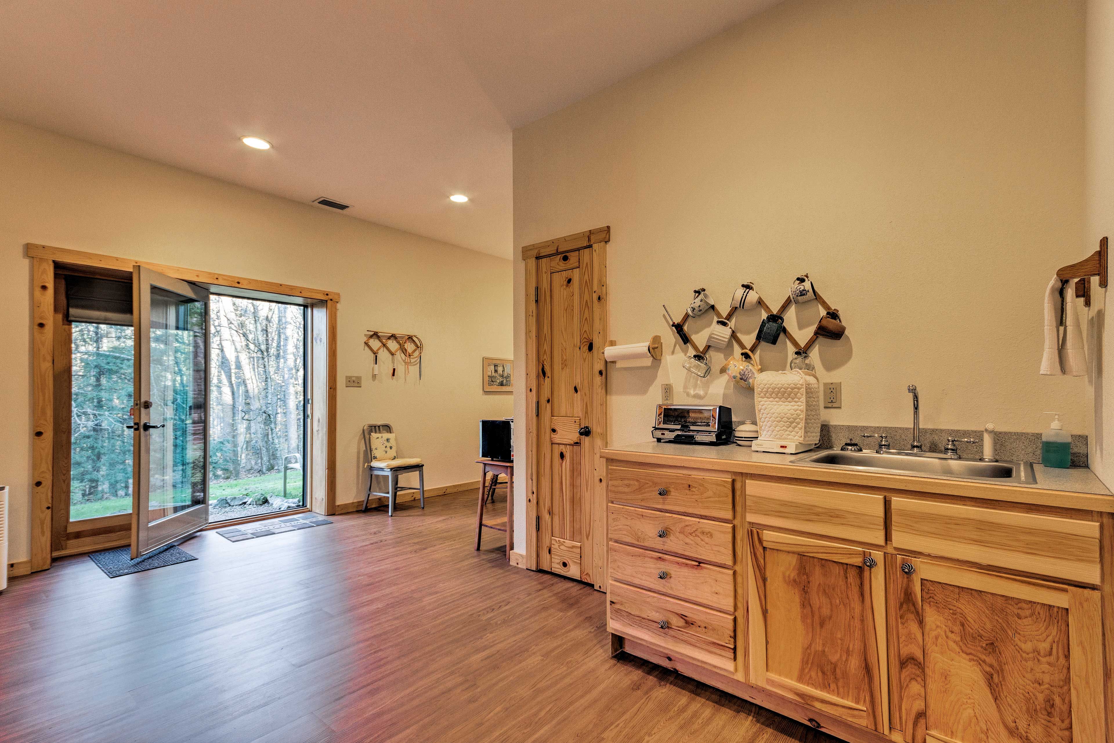 Kitchenette | Microwave | Toaster Oven | Coffee Maker