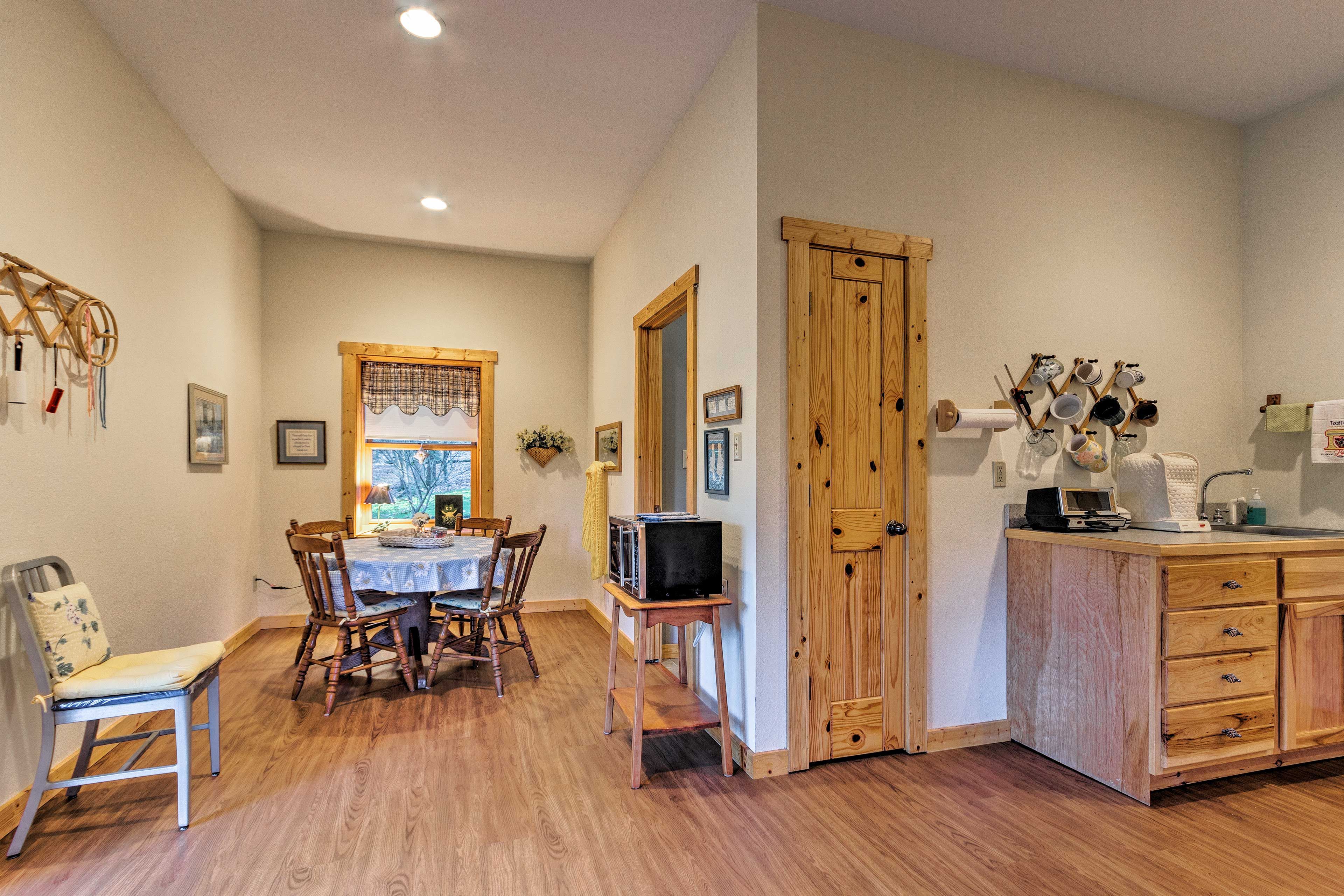 Dining Area | Dishes & Flatware Provided