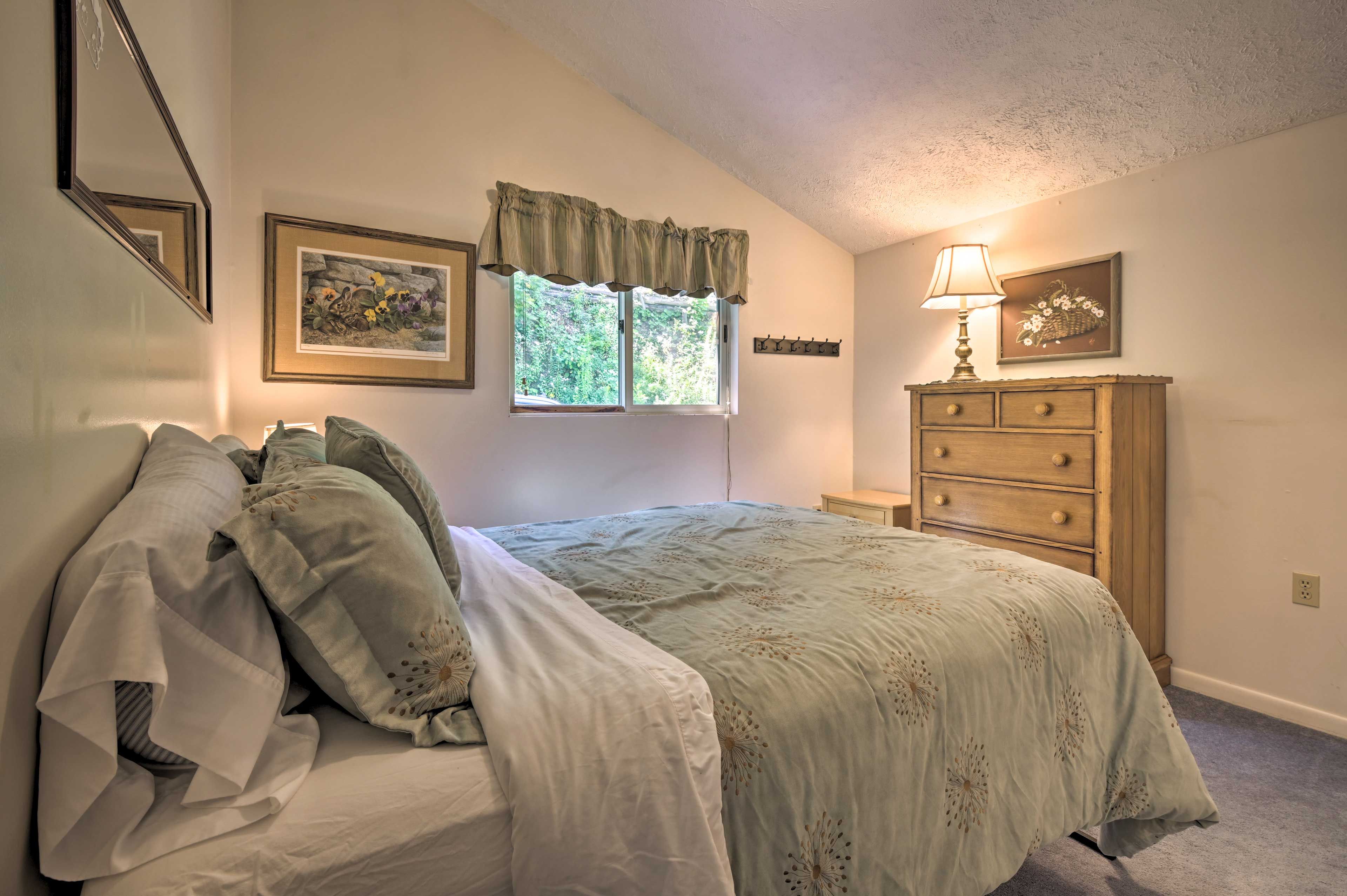 Bedroom 2 | Queen Bed