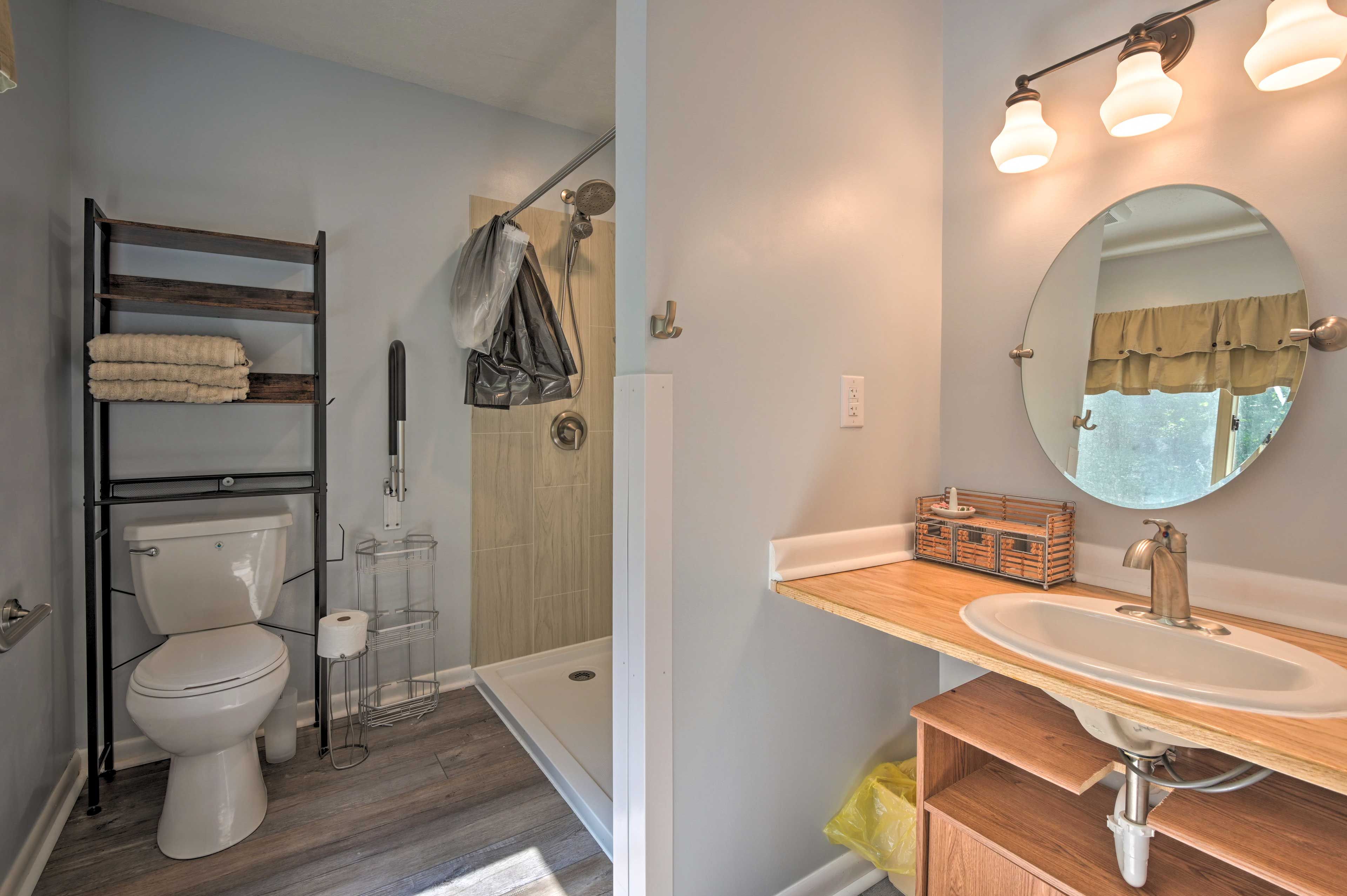 Full Bathroom | Towels Available