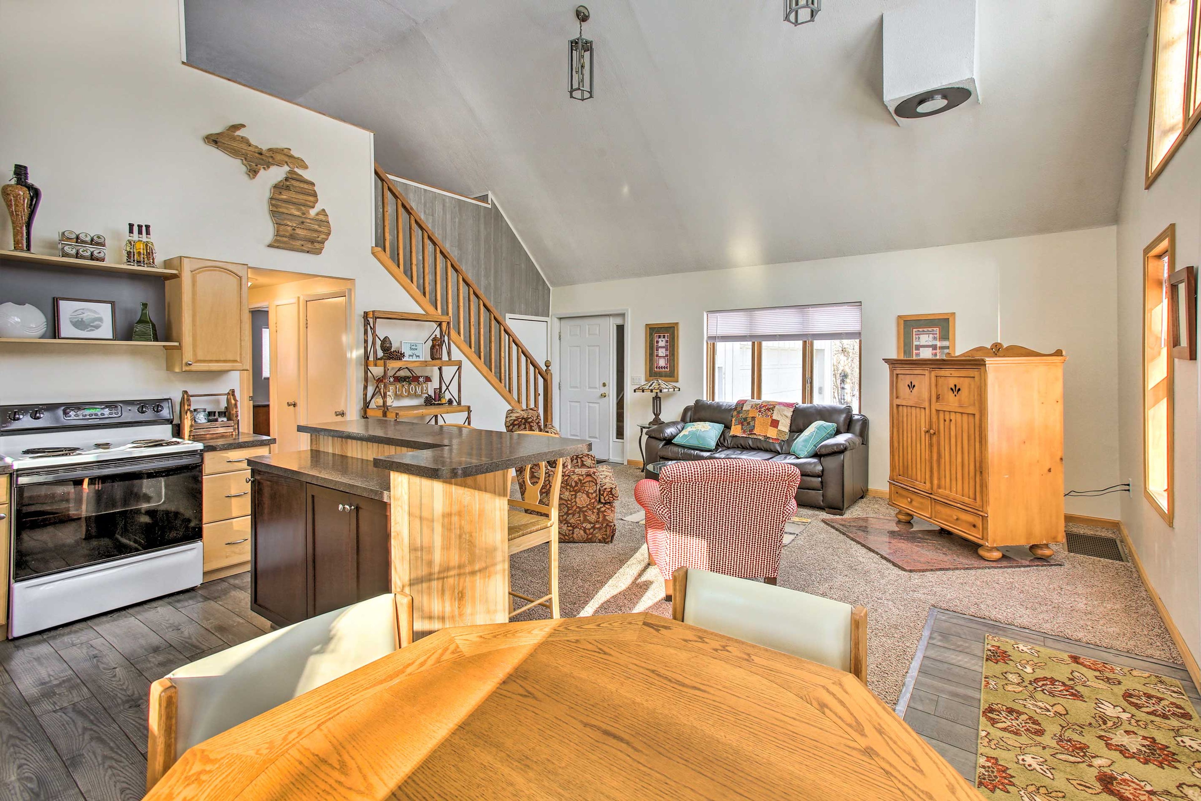Dining Area | Dishes & Flatware Provided