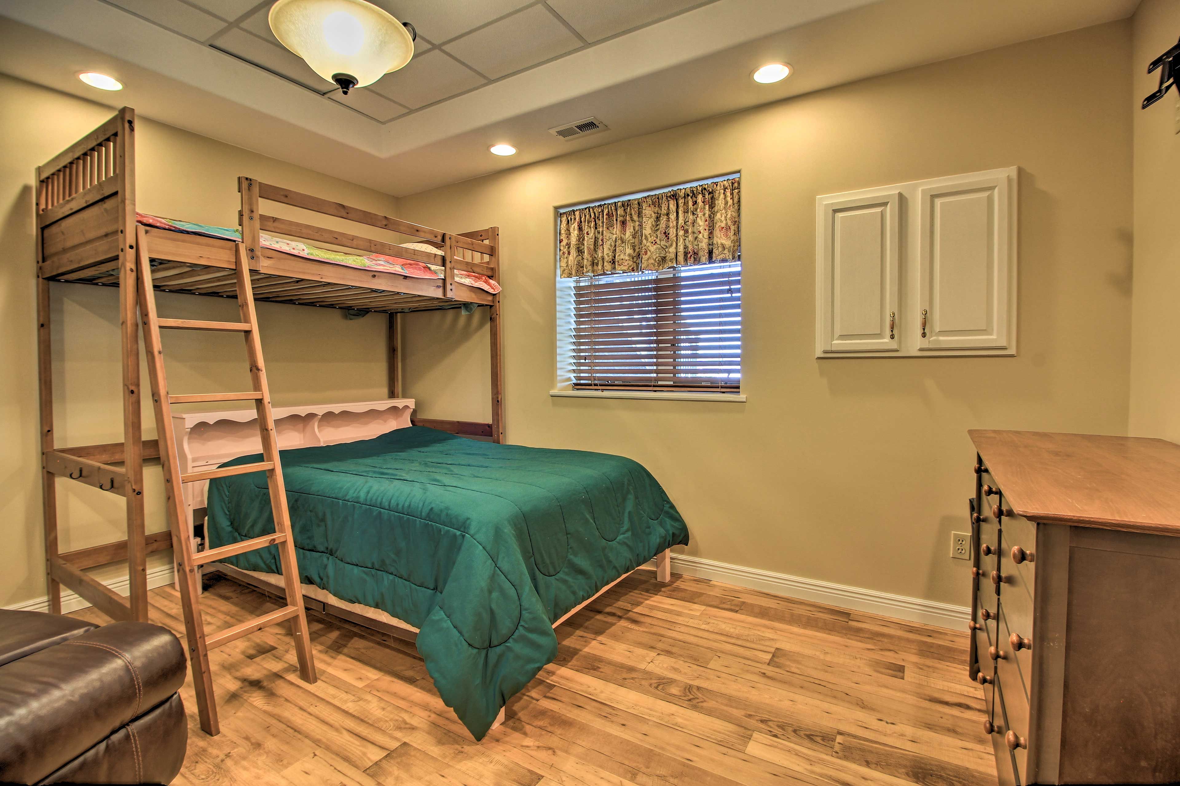 Bedroom 3 | Twin/Full Bunk Bed