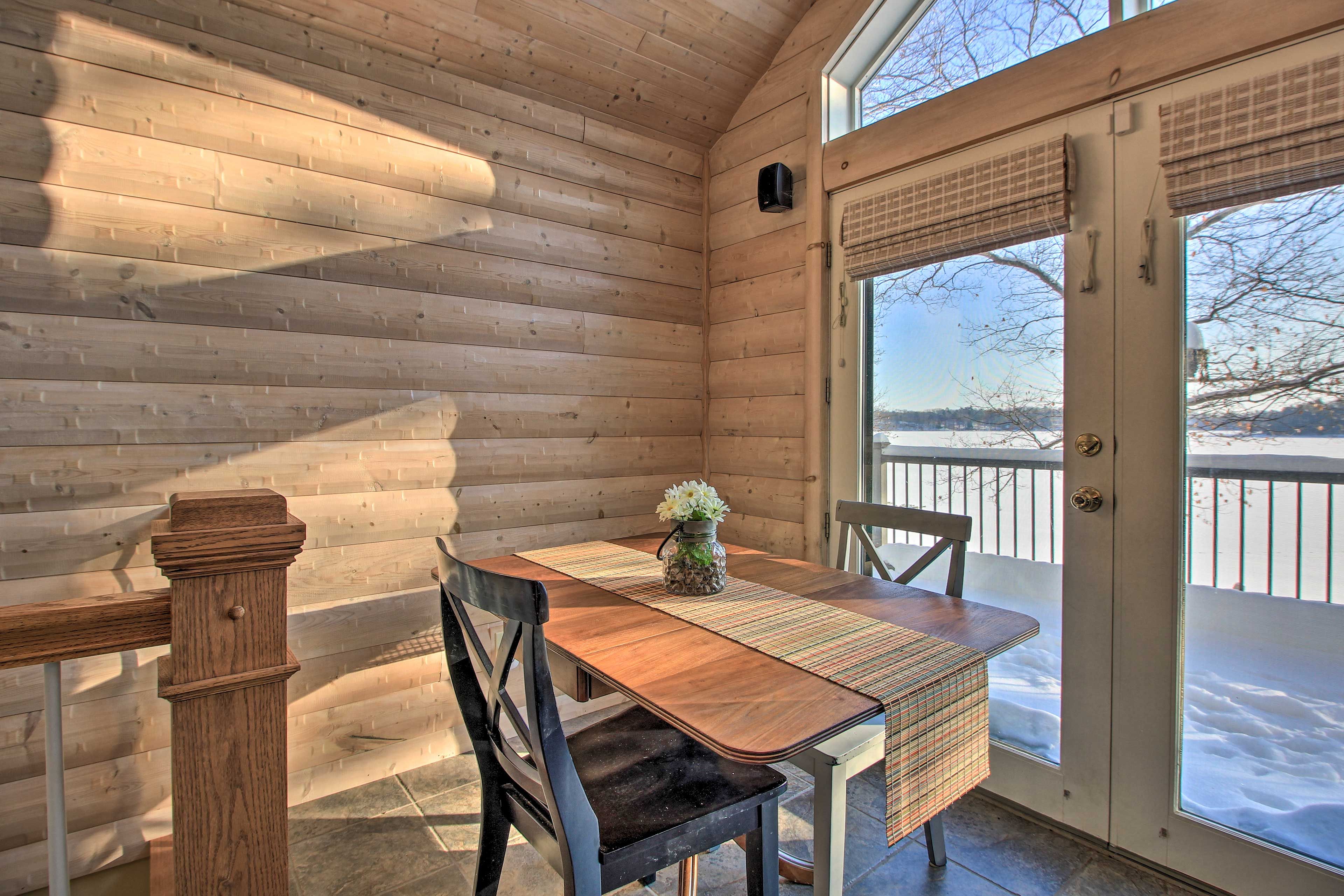 Dining Area | Dishes & Flatware Provided