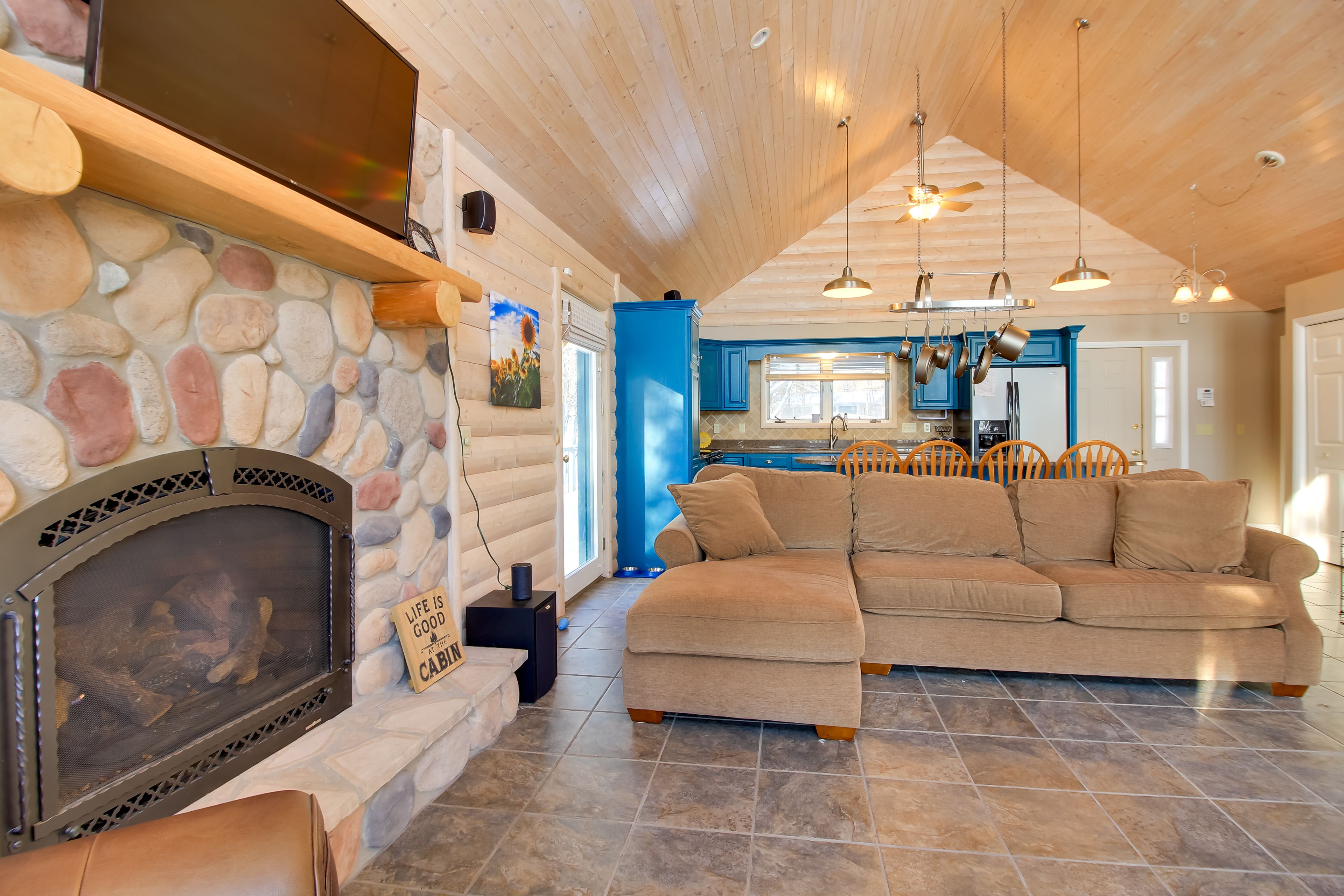 Living Room | Gas Fireplace | Smart TV | Free WiFi | Open Floor Plan