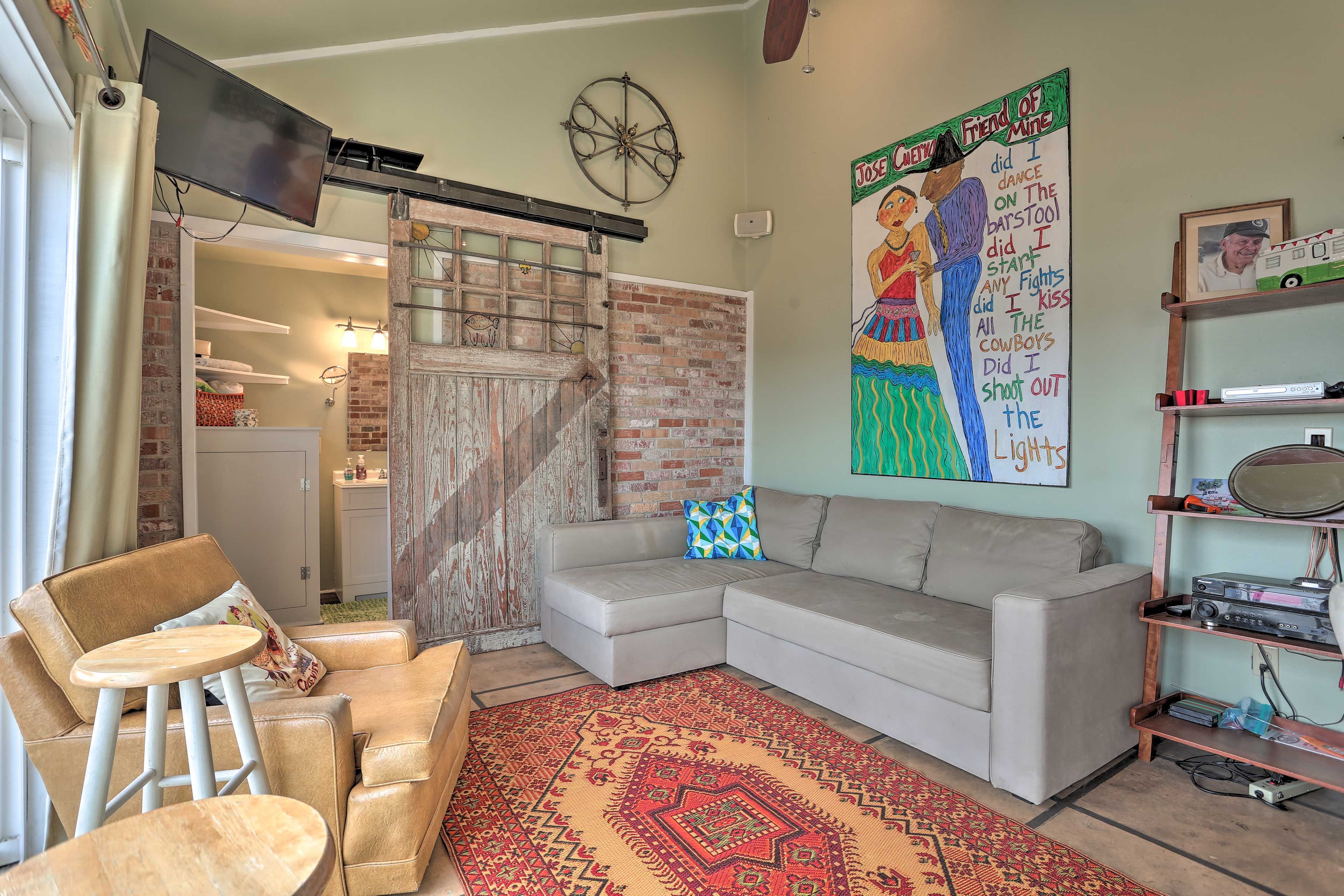 Main Cottage | Living Room | Central A/C