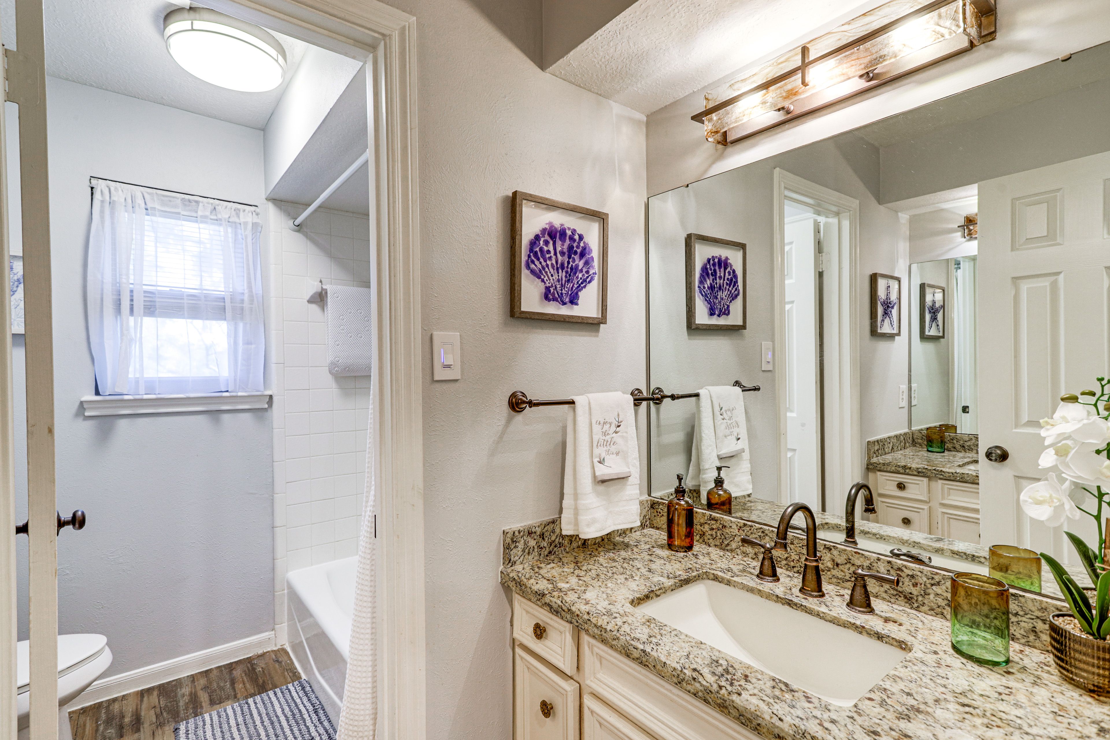Full Bathroom | Towels Provided | 2nd Floor